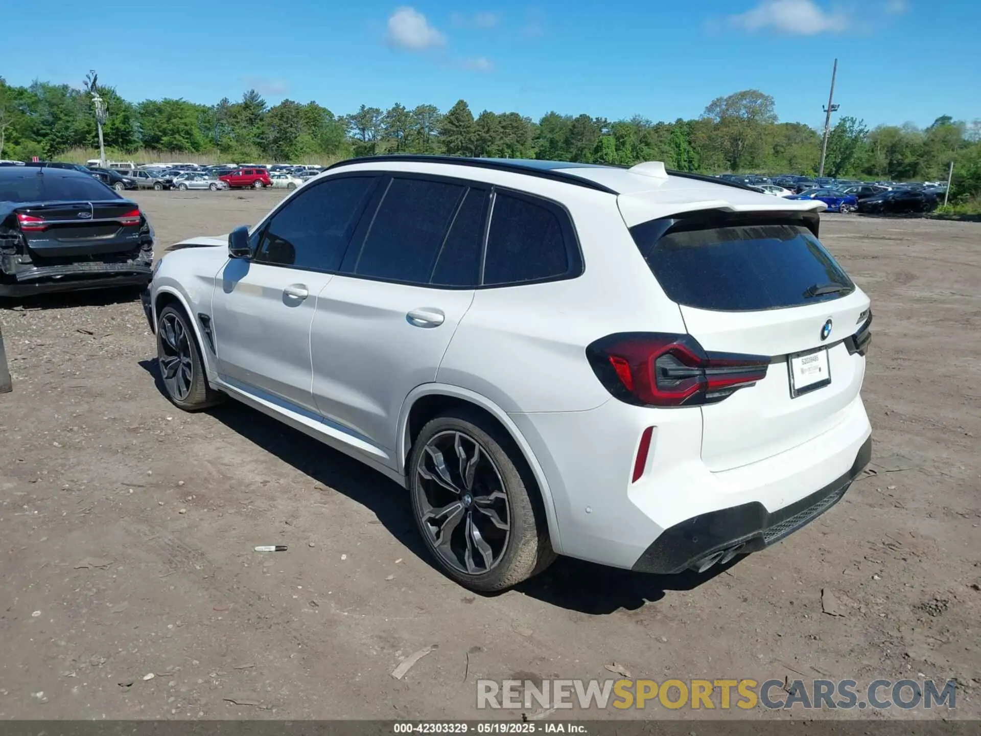 3 Photograph of a damaged car 5YM13EC05N9J35019 BMW X3 M 2022