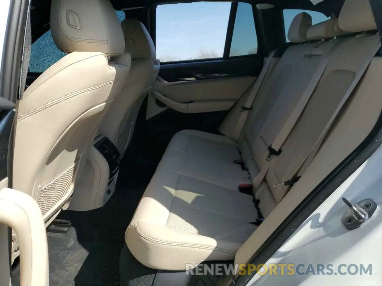10 Photograph of a damaged car 5UX83DP03N9K37297 BMW X3 M40I 2022