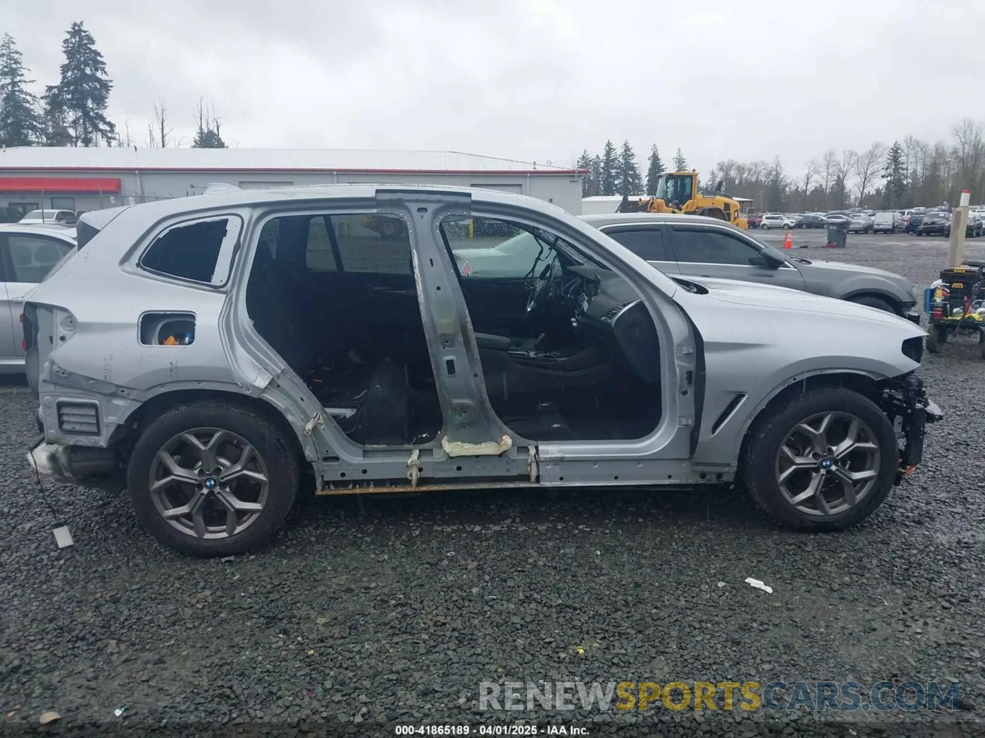 14 Photograph of a damaged car 5UXTS1C05M9F20190 BMW X3 PHEV 2021