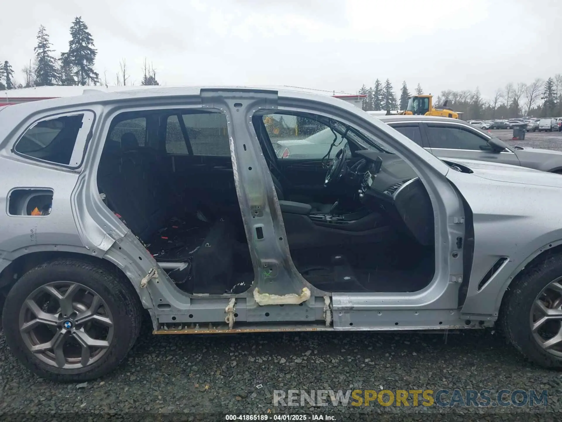 6 Photograph of a damaged car 5UXTS1C05M9F20190 BMW X3 PHEV 2021