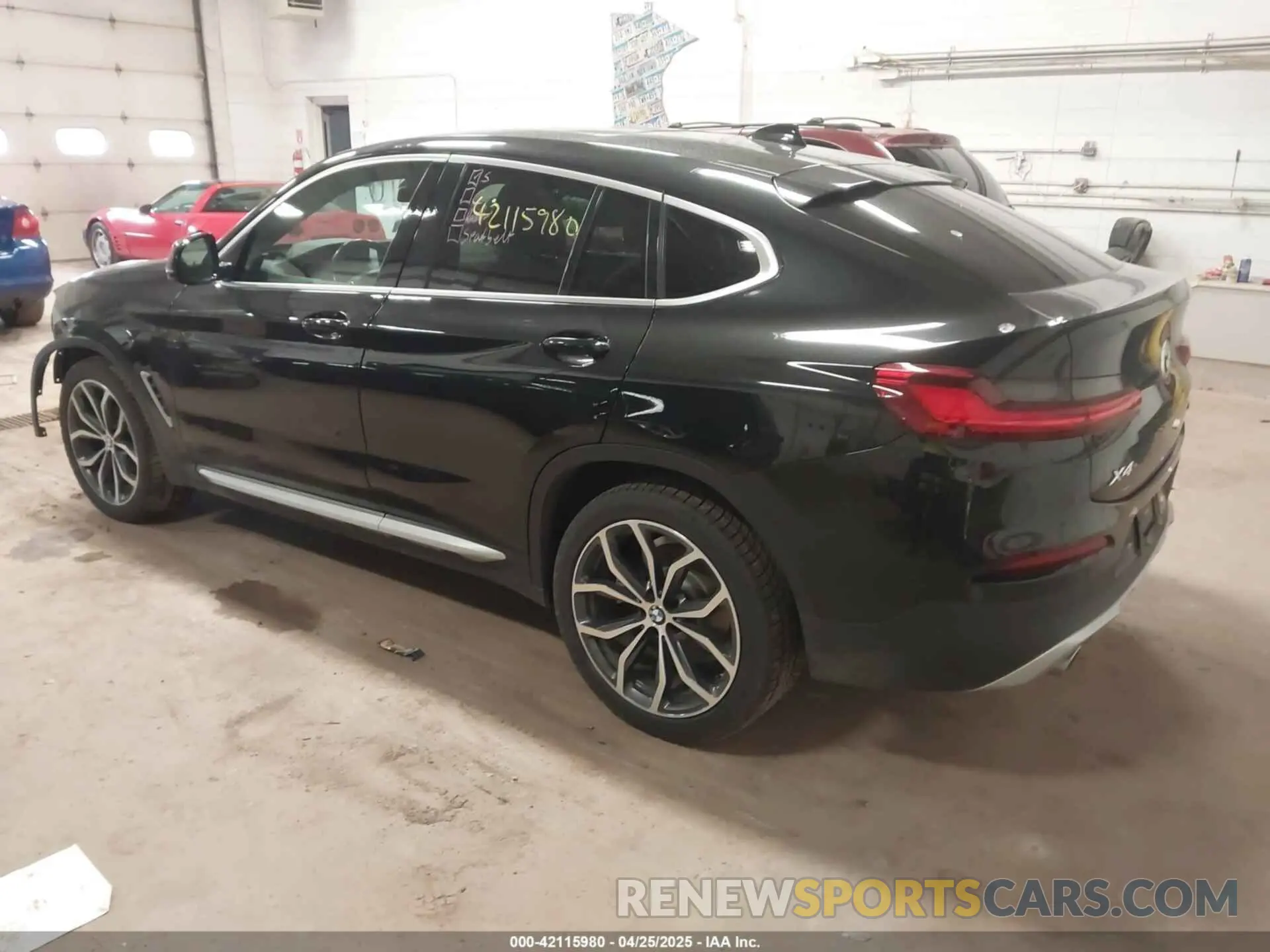 3 Photograph of a damaged car 5UXUJ3C52KLG53004 BMW X4 2019