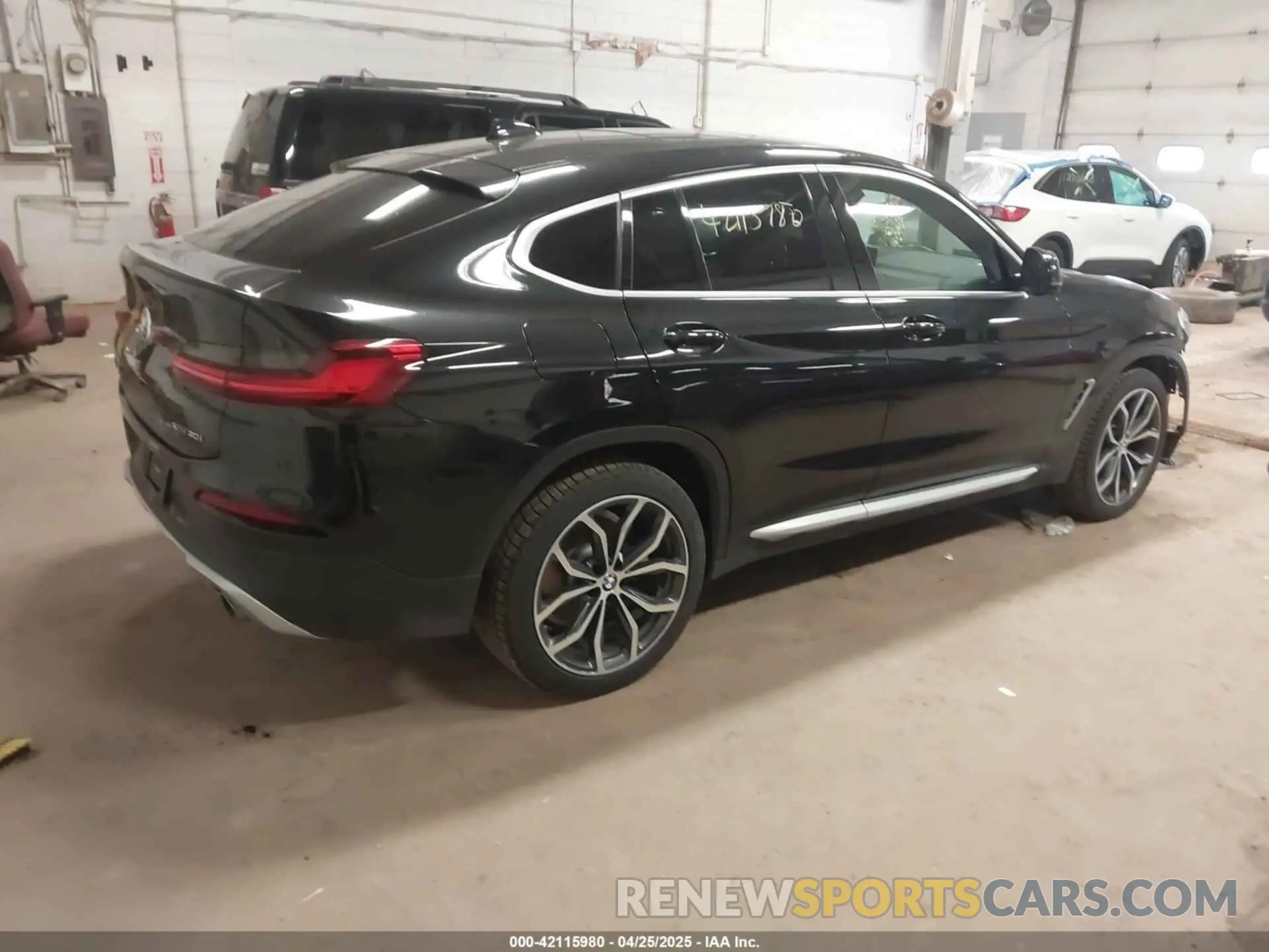 4 Photograph of a damaged car 5UXUJ3C52KLG53004 BMW X4 2019