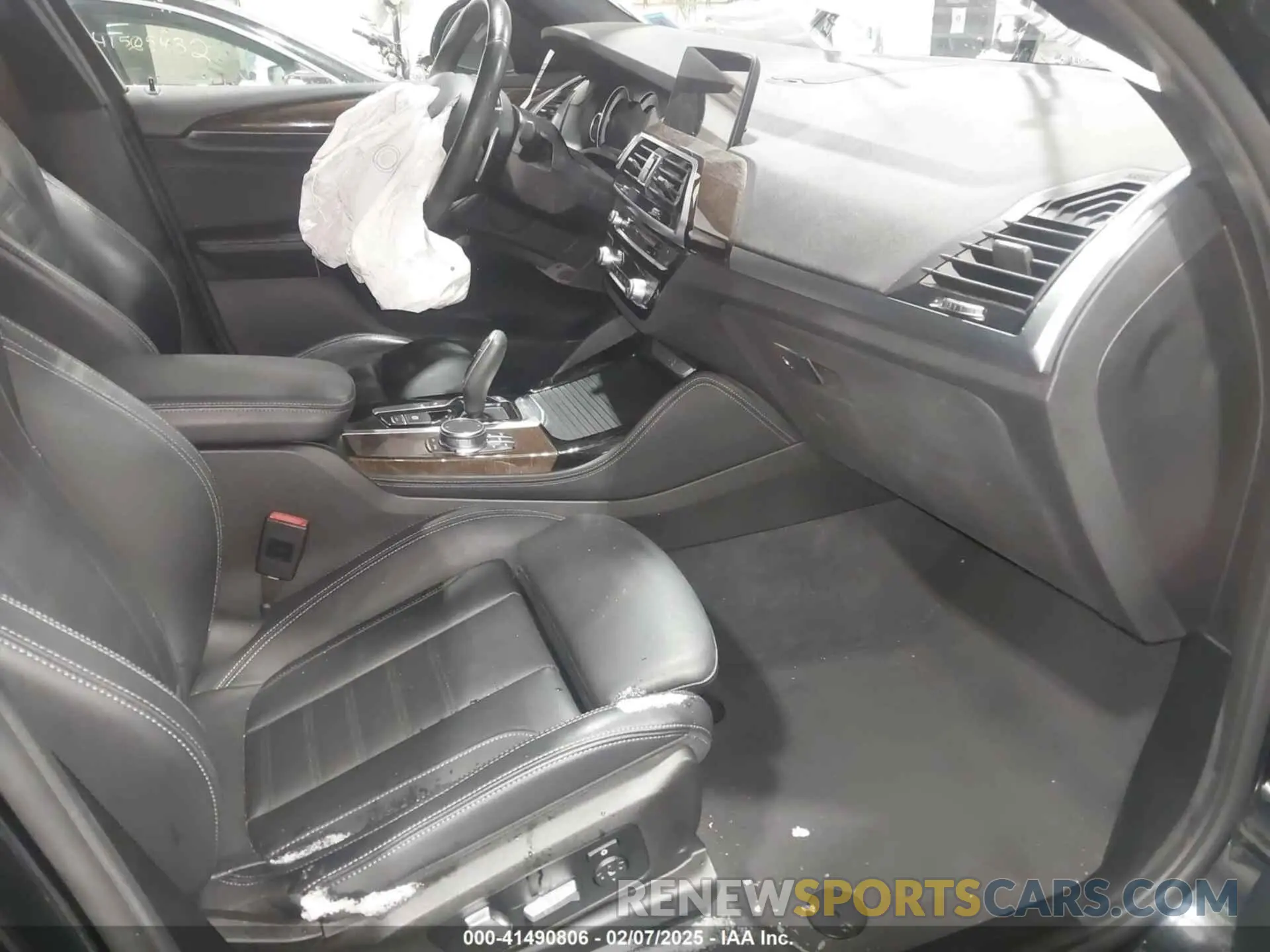 5 Photograph of a damaged car 5UXUJ3C57KLG51796 BMW X4 2019