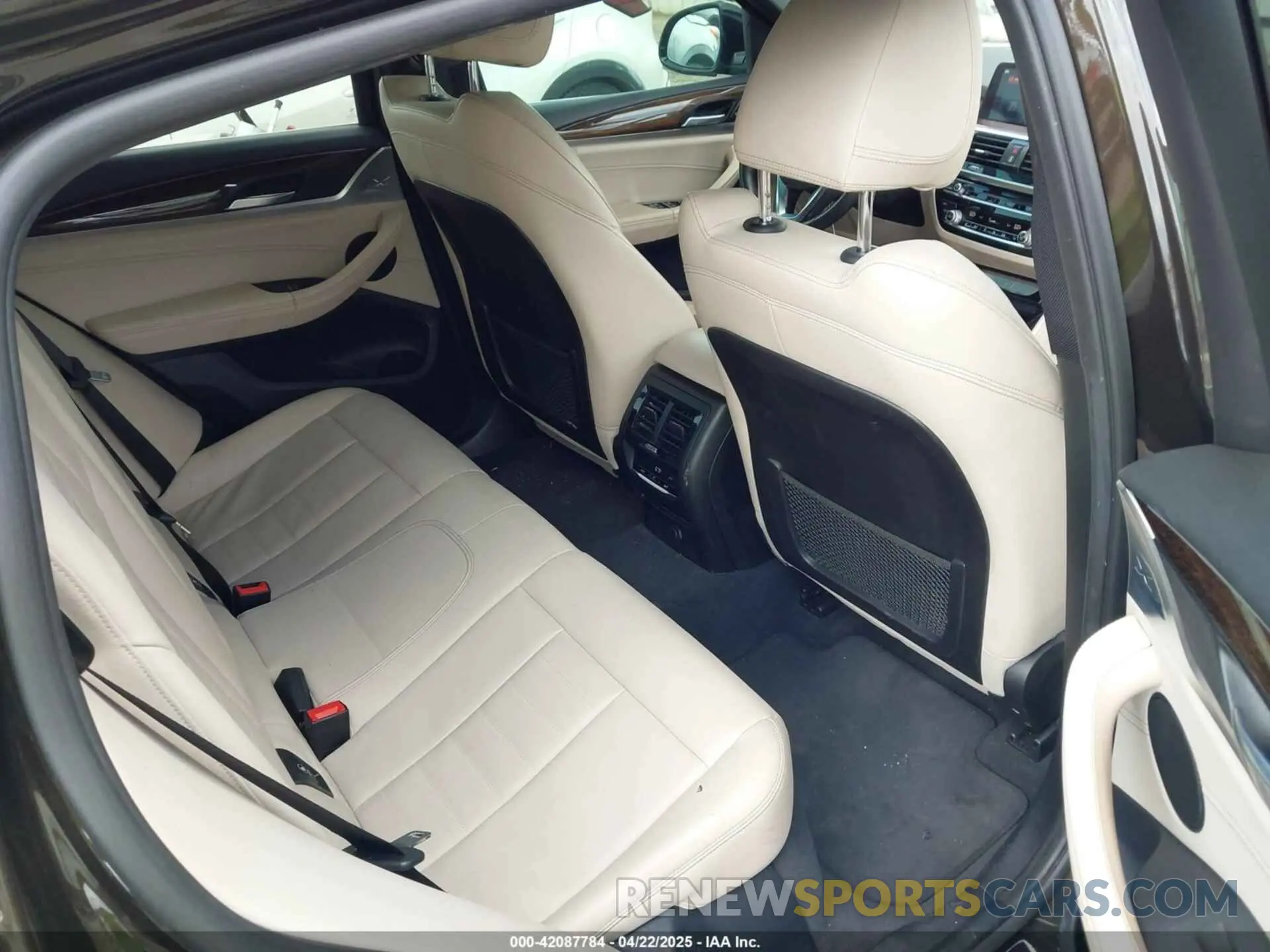 8 Photograph of a damaged car 5UXUJ3C57KLG53175 BMW X4 2019