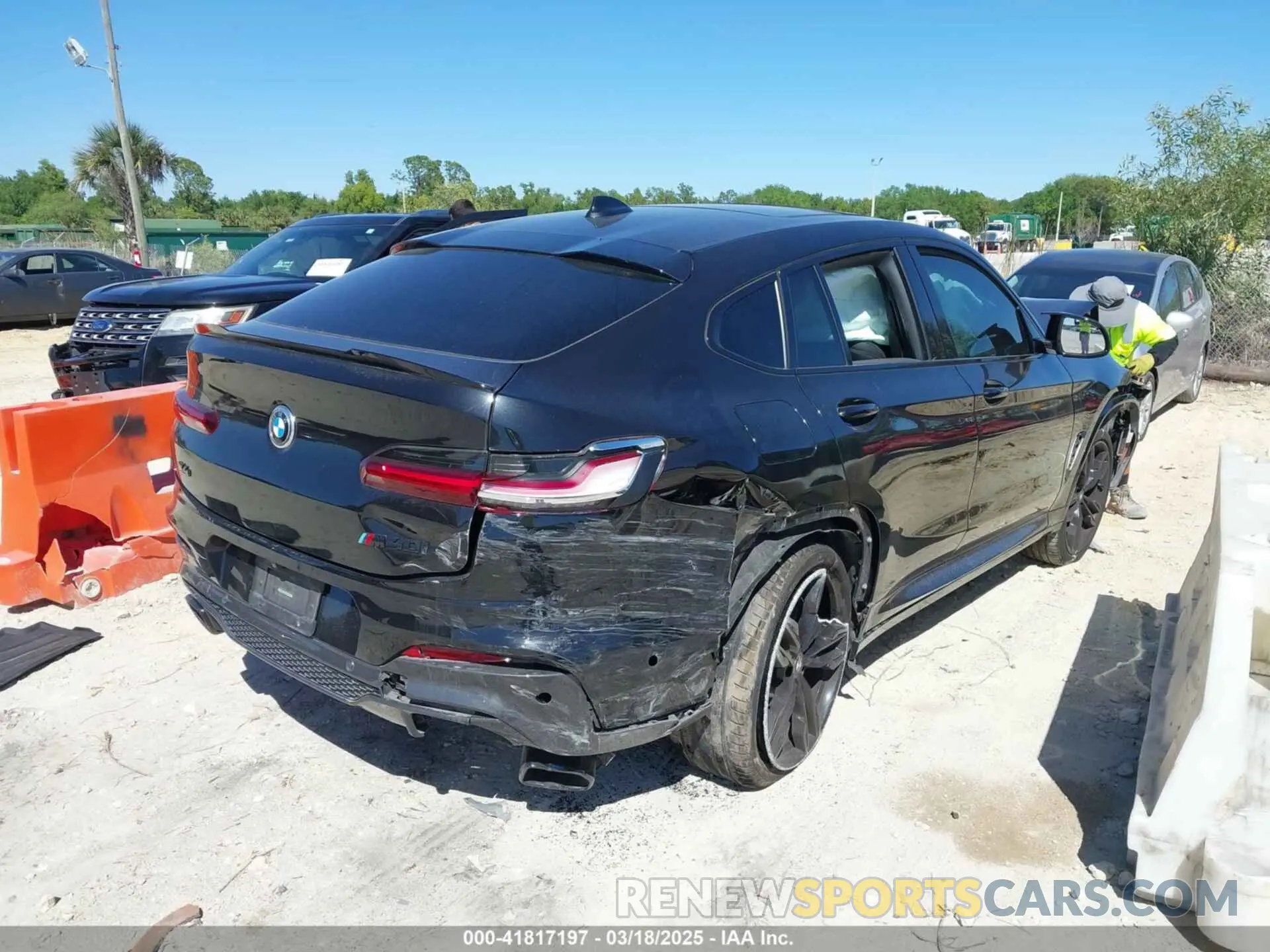 4 Photograph of a damaged car 5UXUJ5C57KLJ62520 BMW X4 2019