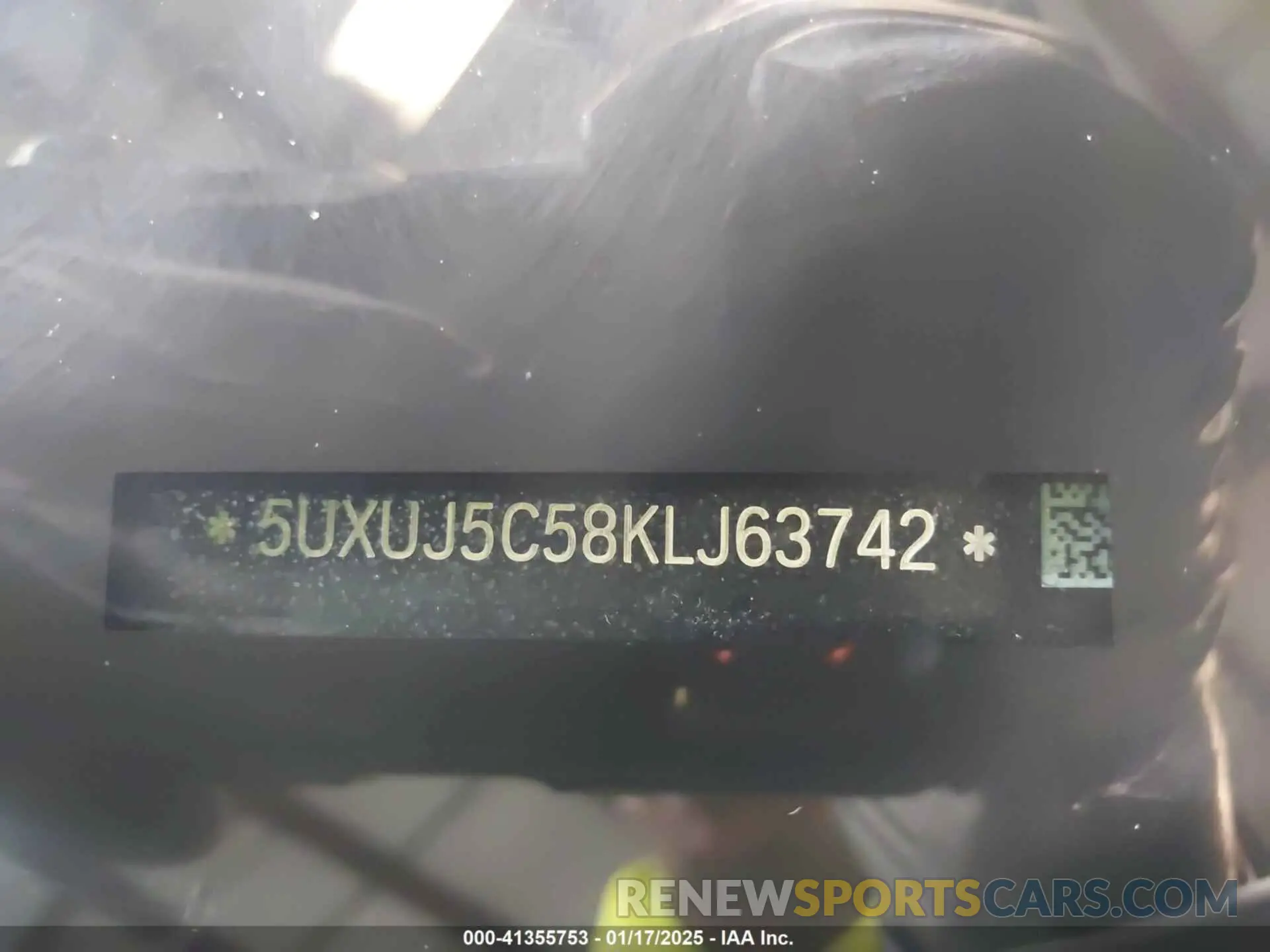 17 Photograph of a damaged car 5UXUJ5C58KLJ63742 BMW X4 2019