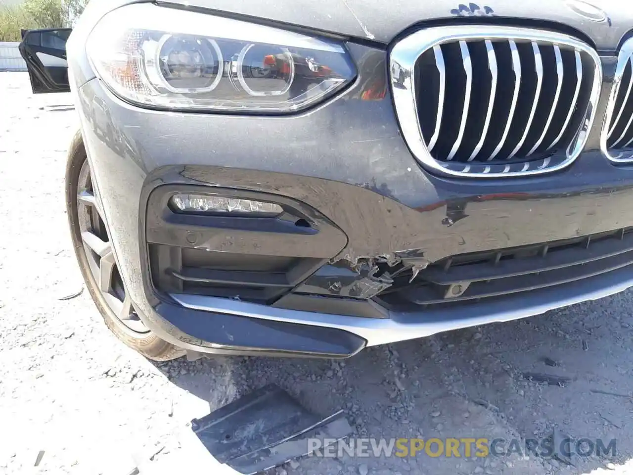 9 Photograph of a damaged car 5UX2V1C00L9D67543 BMW X4 2020