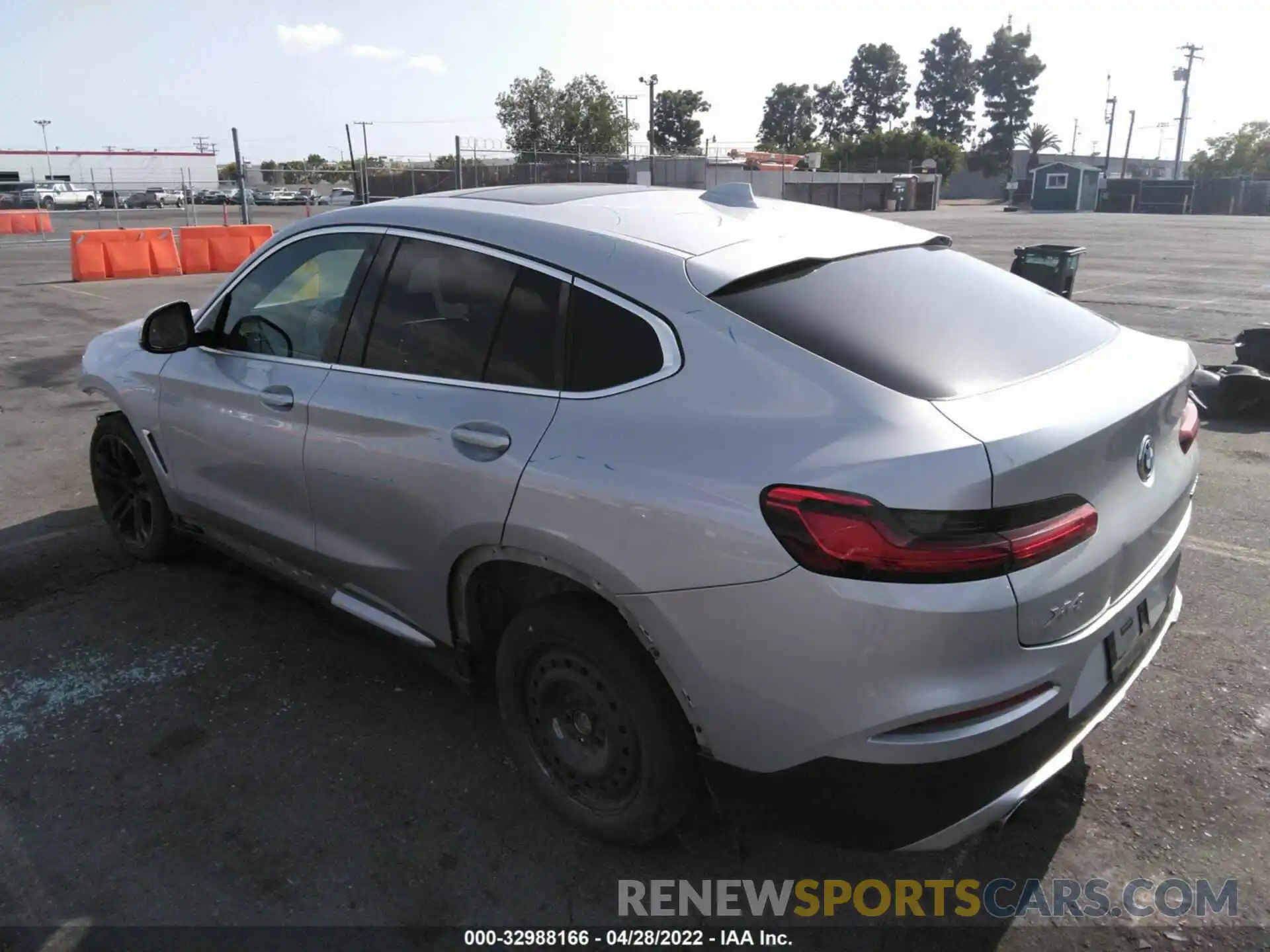 3 Photograph of a damaged car 5UX2V1C00LLE67791 BMW X4 2020