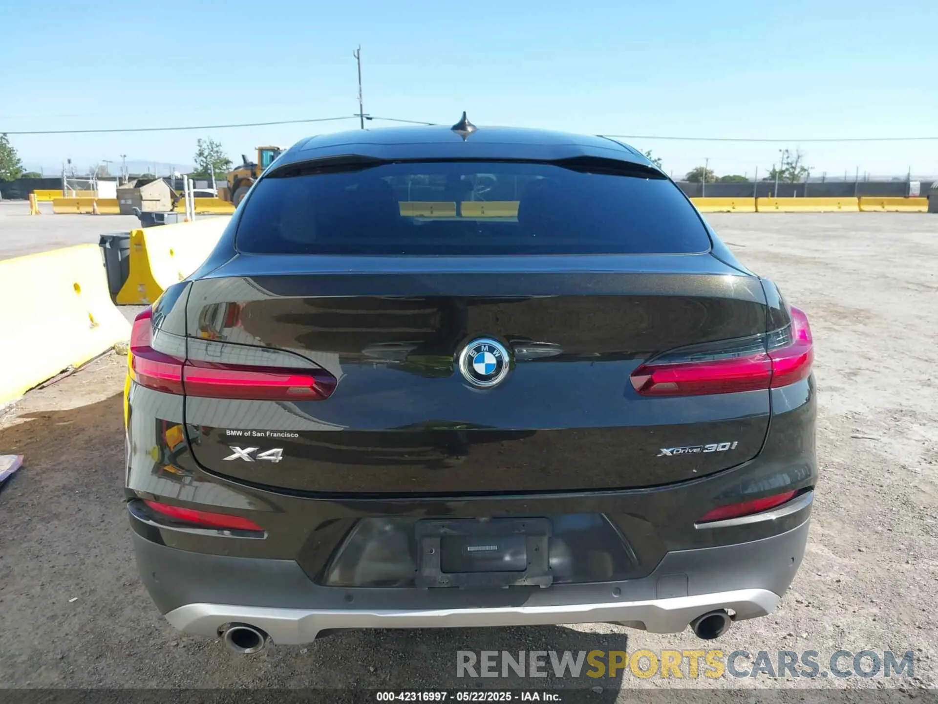 16 Photograph of a damaged car 5UX2V1C05L9C41372 BMW X4 2020