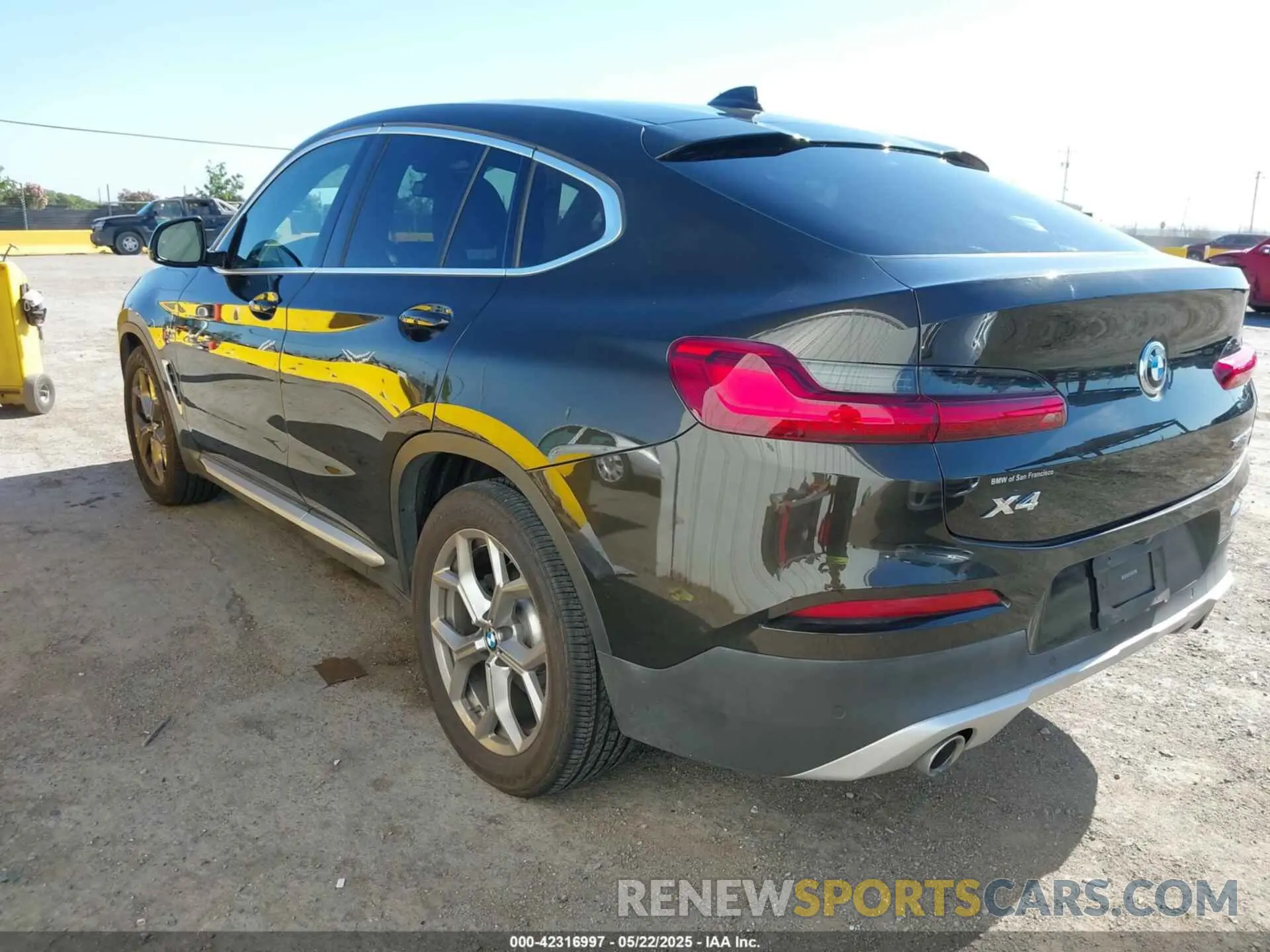 3 Photograph of a damaged car 5UX2V1C05L9C41372 BMW X4 2020