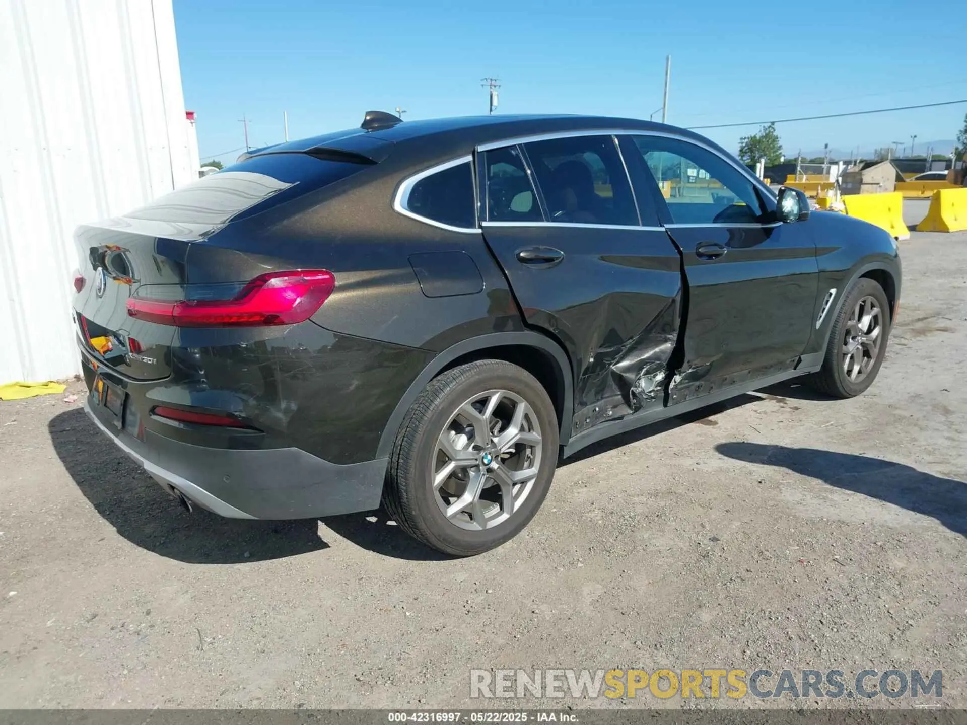 4 Photograph of a damaged car 5UX2V1C05L9C41372 BMW X4 2020