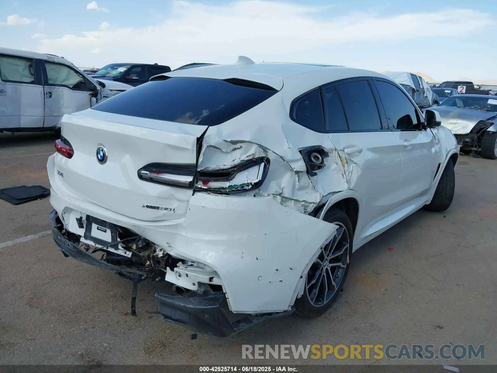 4 Photograph of a damaged car 5UX2V1C06L9B54841 BMW X4 2020