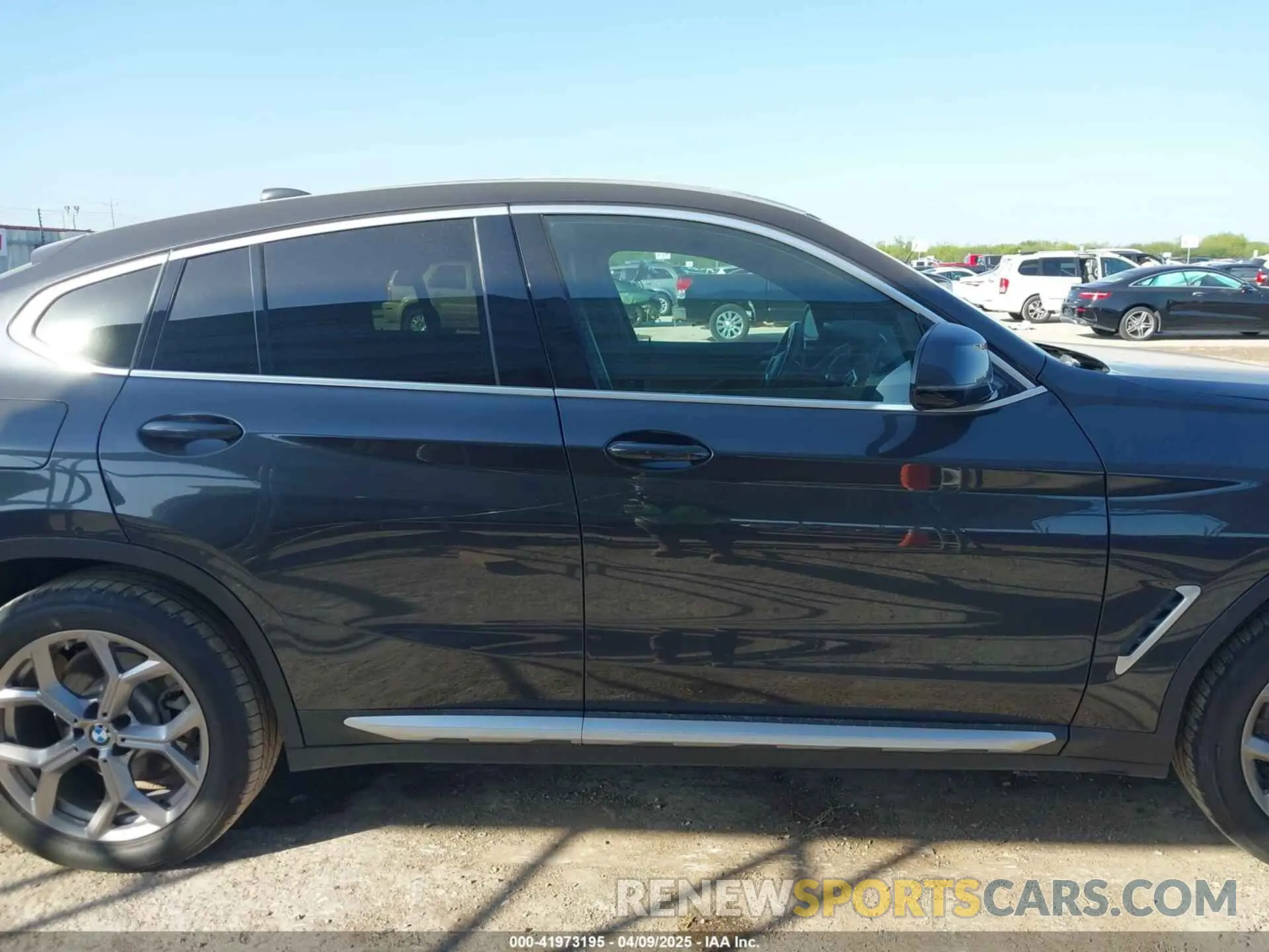 14 Photograph of a damaged car 5UX2V1C08LLZ32525 BMW X4 2020