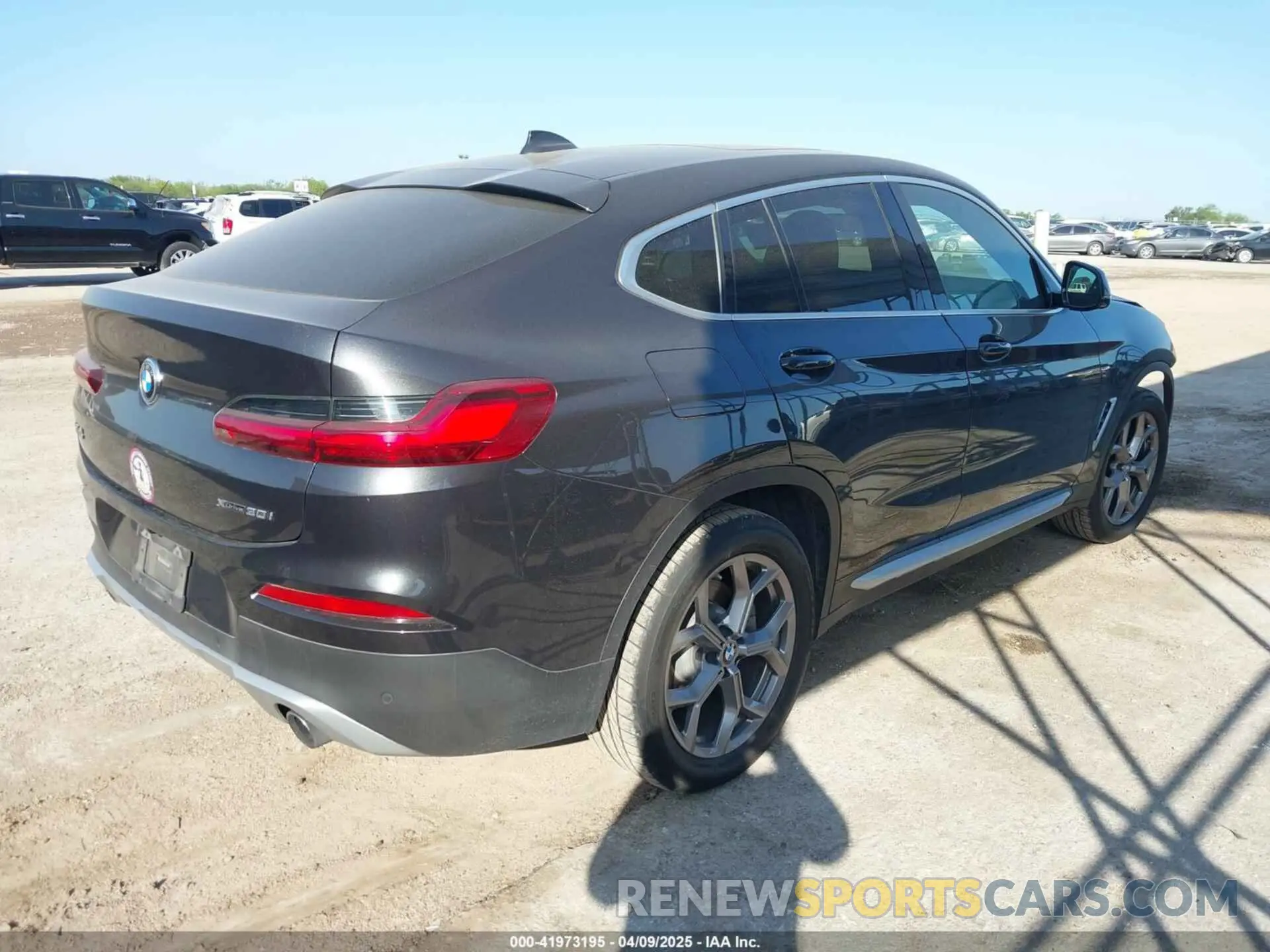 4 Photograph of a damaged car 5UX2V1C08LLZ32525 BMW X4 2020