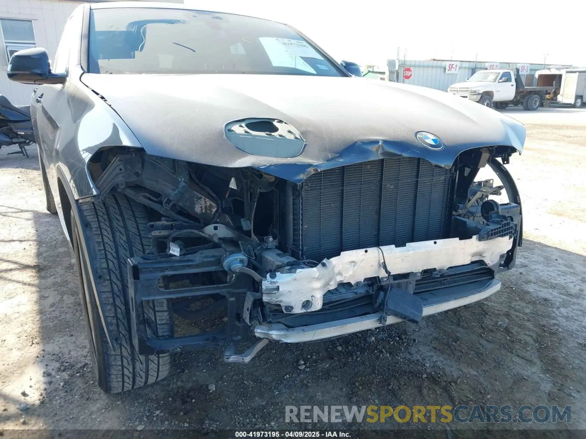 6 Photograph of a damaged car 5UX2V1C08LLZ32525 BMW X4 2020