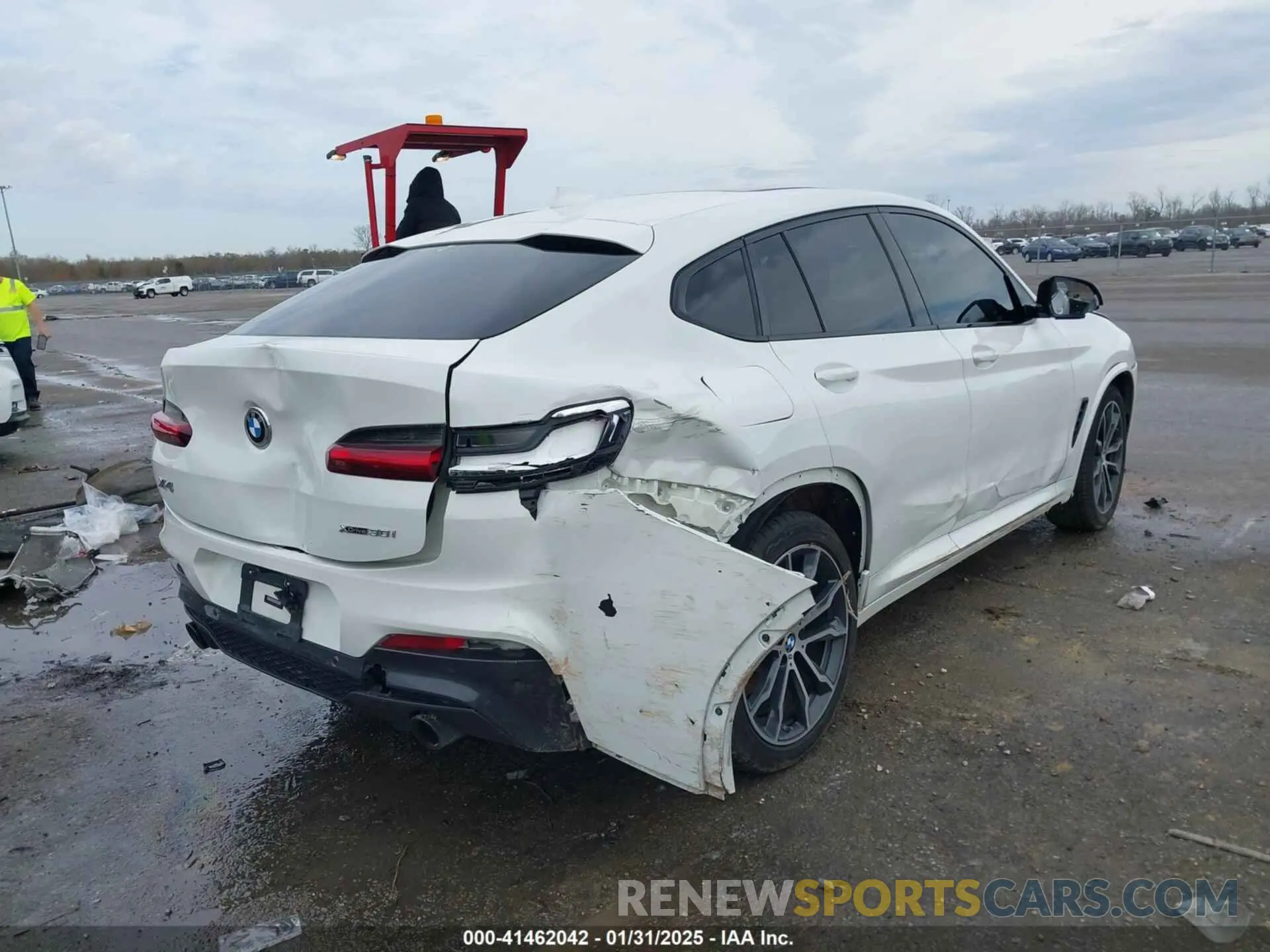 4 Photograph of a damaged car 5UX2V1C09L9B88384 BMW X4 2020