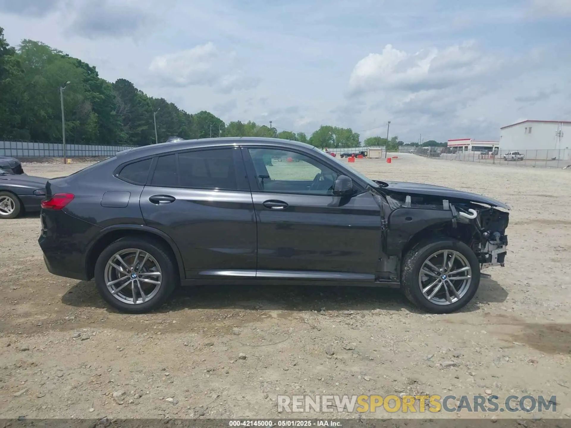 14 Photograph of a damaged car 5UX2V1C09LLE68082 BMW X4 2020