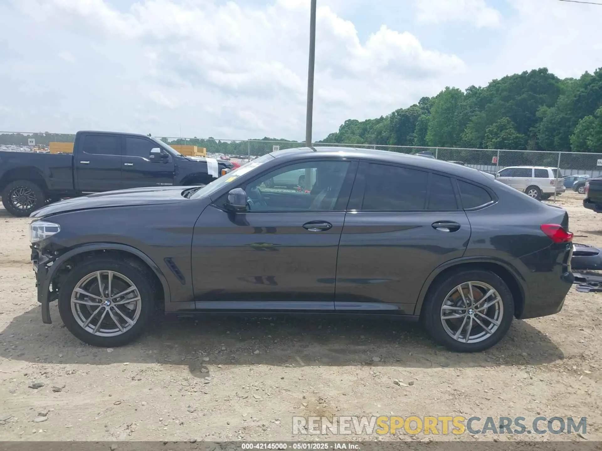 15 Photograph of a damaged car 5UX2V1C09LLE68082 BMW X4 2020