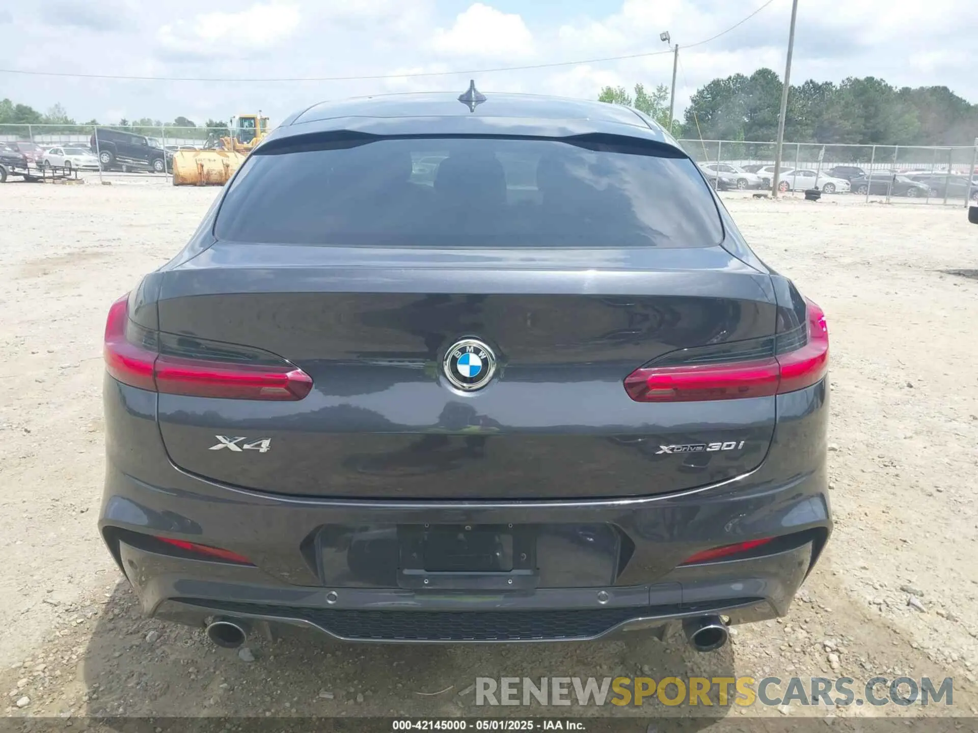 17 Photograph of a damaged car 5UX2V1C09LLE68082 BMW X4 2020