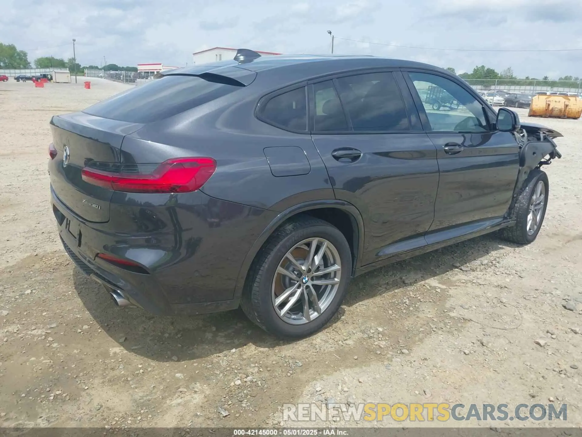 4 Photograph of a damaged car 5UX2V1C09LLE68082 BMW X4 2020