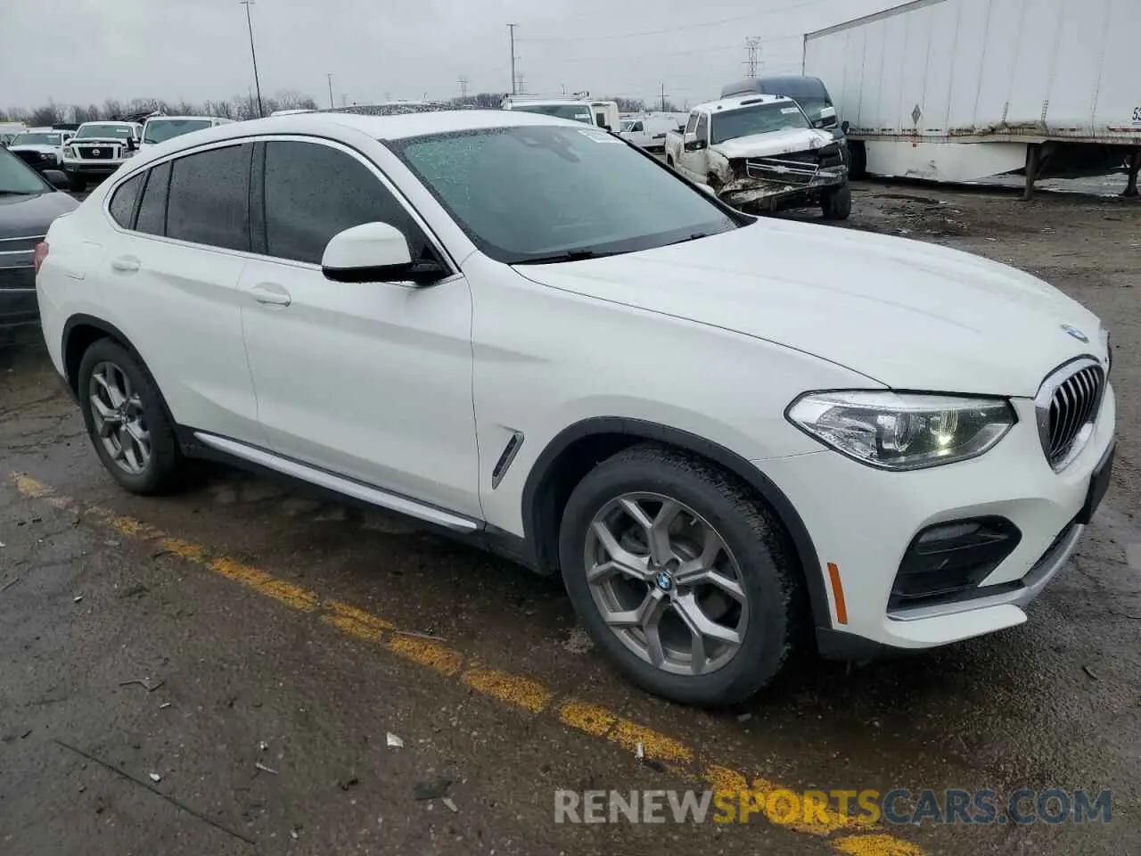 4 Photograph of a damaged car 5UX2V1C09LLZ32596 BMW X4 2020