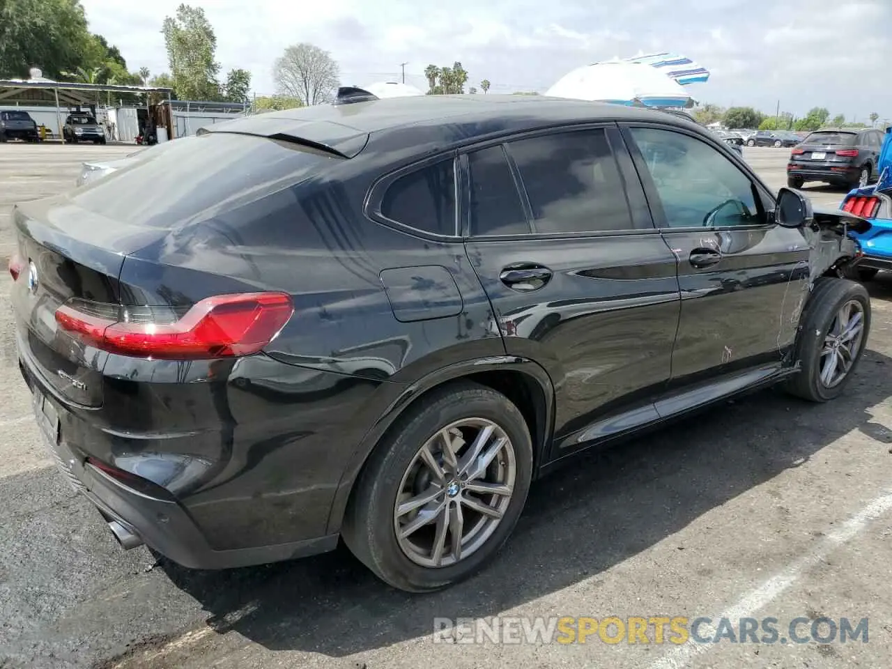 3 Photograph of a damaged car 5UX2V1C0XL9B93562 BMW X4 2020