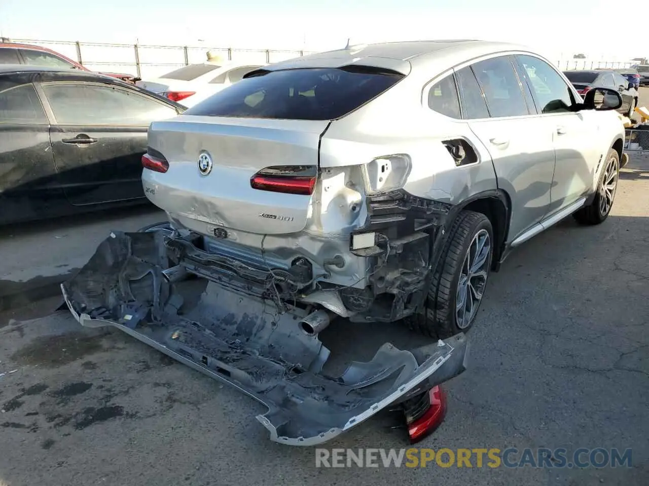 4 Photograph of a damaged car 5UX2V1C0XLLE67300 BMW X4 2020