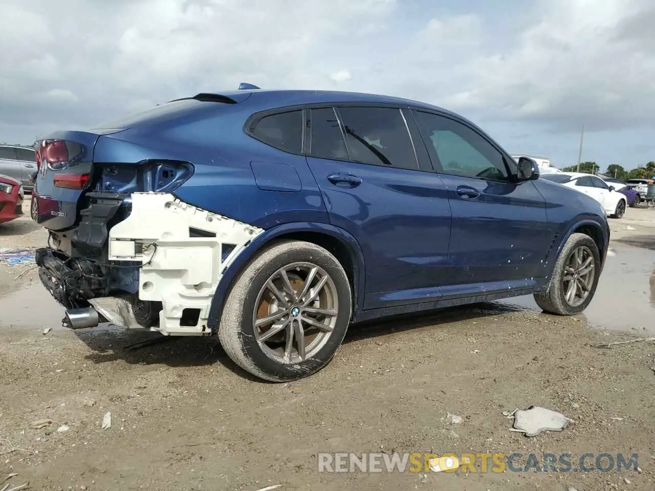 3 Photograph of a damaged car 5UX2V1C0XLLE67345 BMW X4 2020