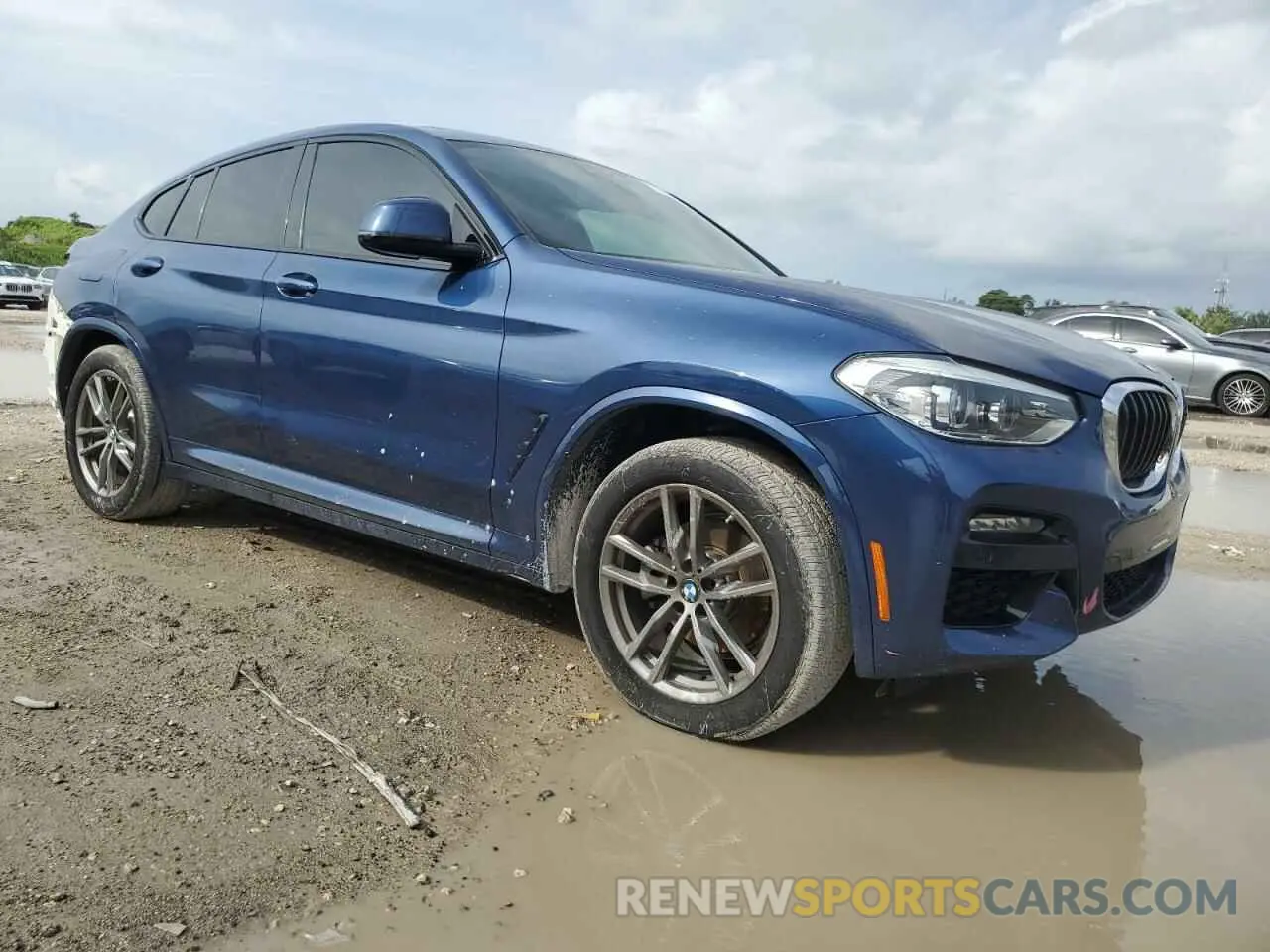 4 Photograph of a damaged car 5UX2V1C0XLLE67345 BMW X4 2020
