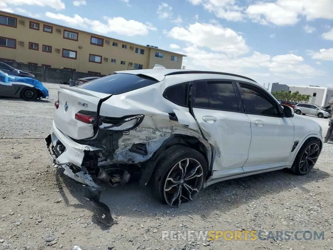 3 Photograph of a damaged car 5YMUJ0C00LLU67228 BMW X4 2020
