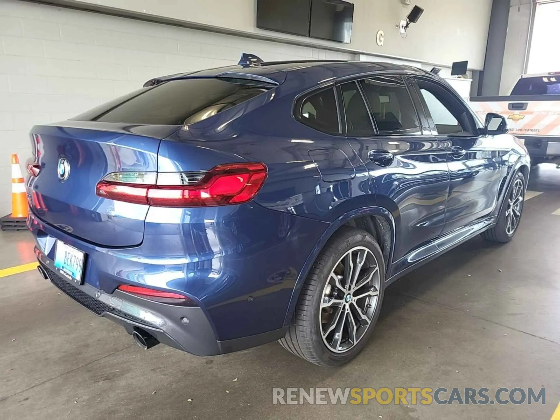 18 Photograph of a damaged car 5UX2V1C00M9E02003 BMW X4 2021