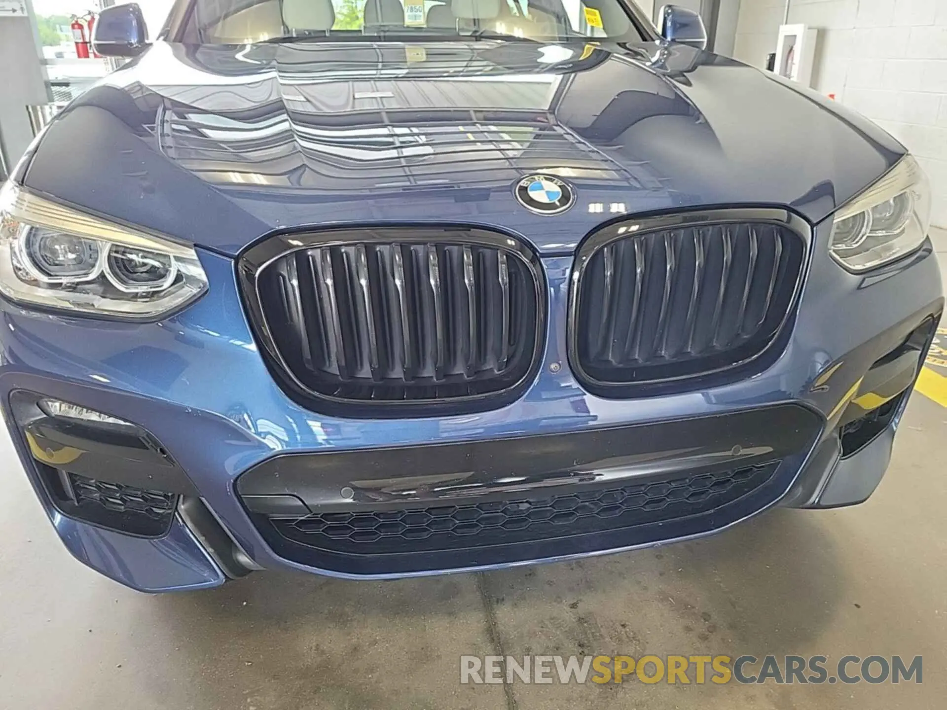 4 Photograph of a damaged car 5UX2V1C00M9E02003 BMW X4 2021