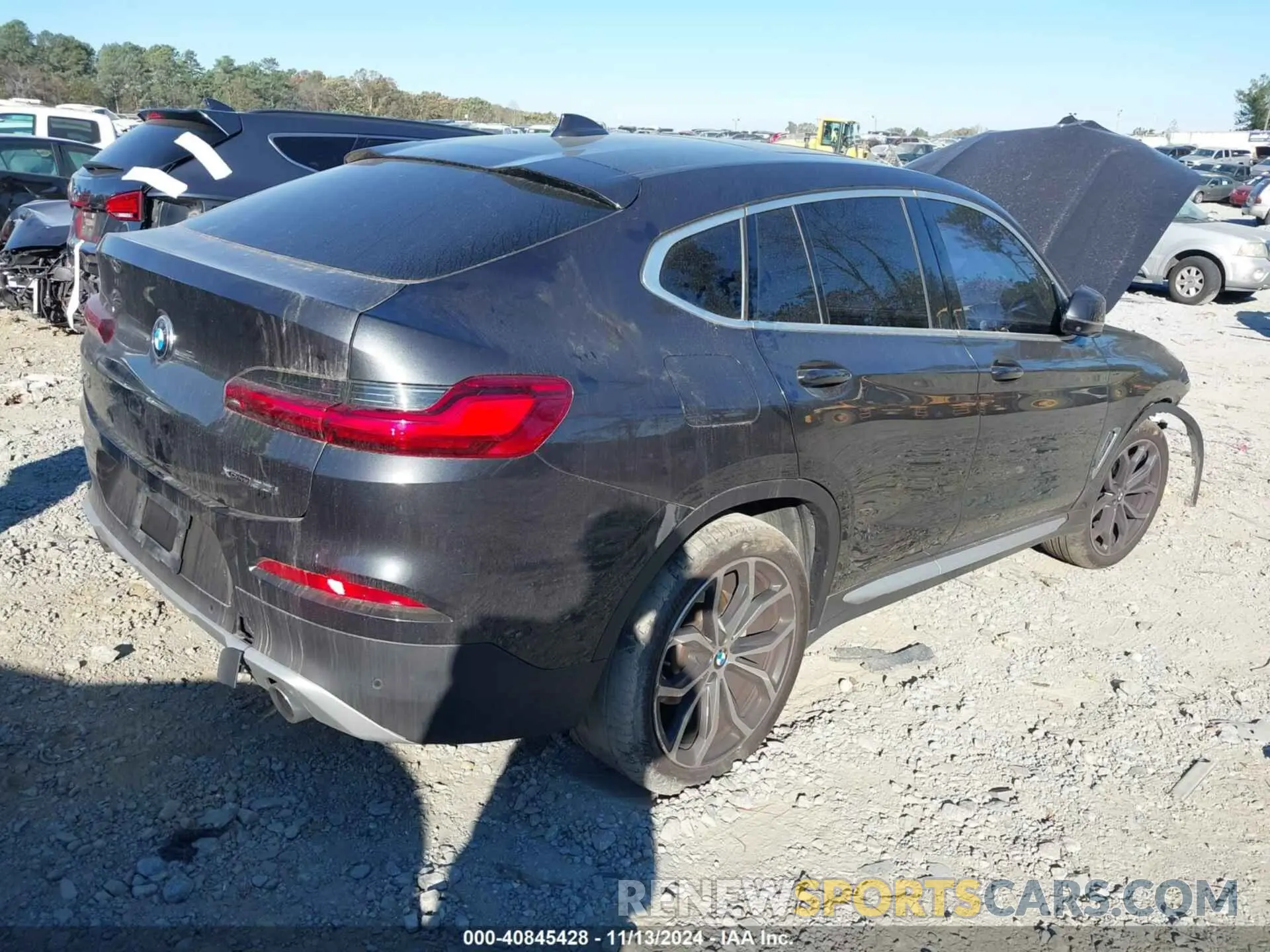 4 Photograph of a damaged car 5UX2V1C00M9F12890 BMW X4 2021