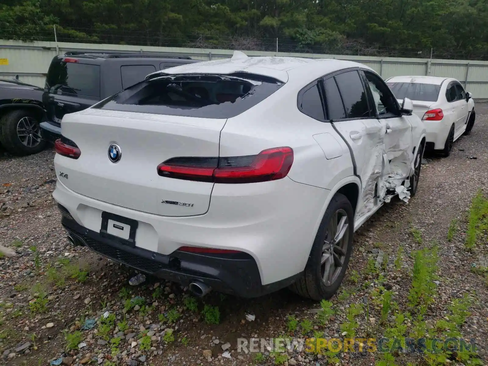 4 Photograph of a damaged car 5UX2V1C00M9F13005 BMW X4 2021