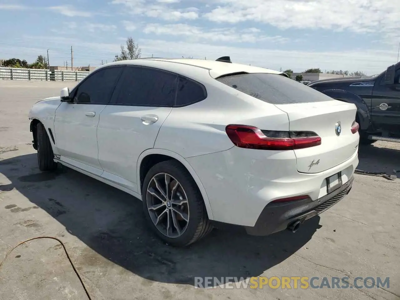 2 Photograph of a damaged car 5UX2V1C01M9E03922 BMW X4 2021