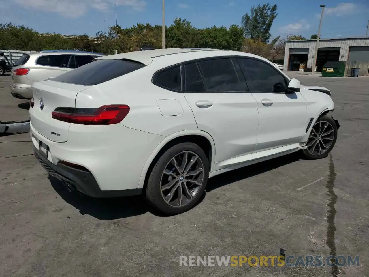3 Photograph of a damaged car 5UX2V1C01M9E03922 BMW X4 2021