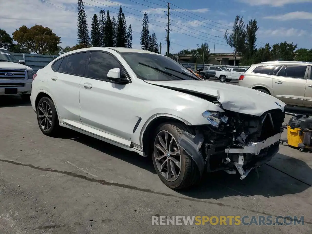 4 Photograph of a damaged car 5UX2V1C01M9E03922 BMW X4 2021