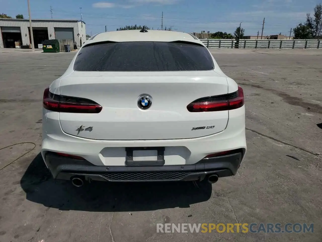 6 Photograph of a damaged car 5UX2V1C01M9E03922 BMW X4 2021