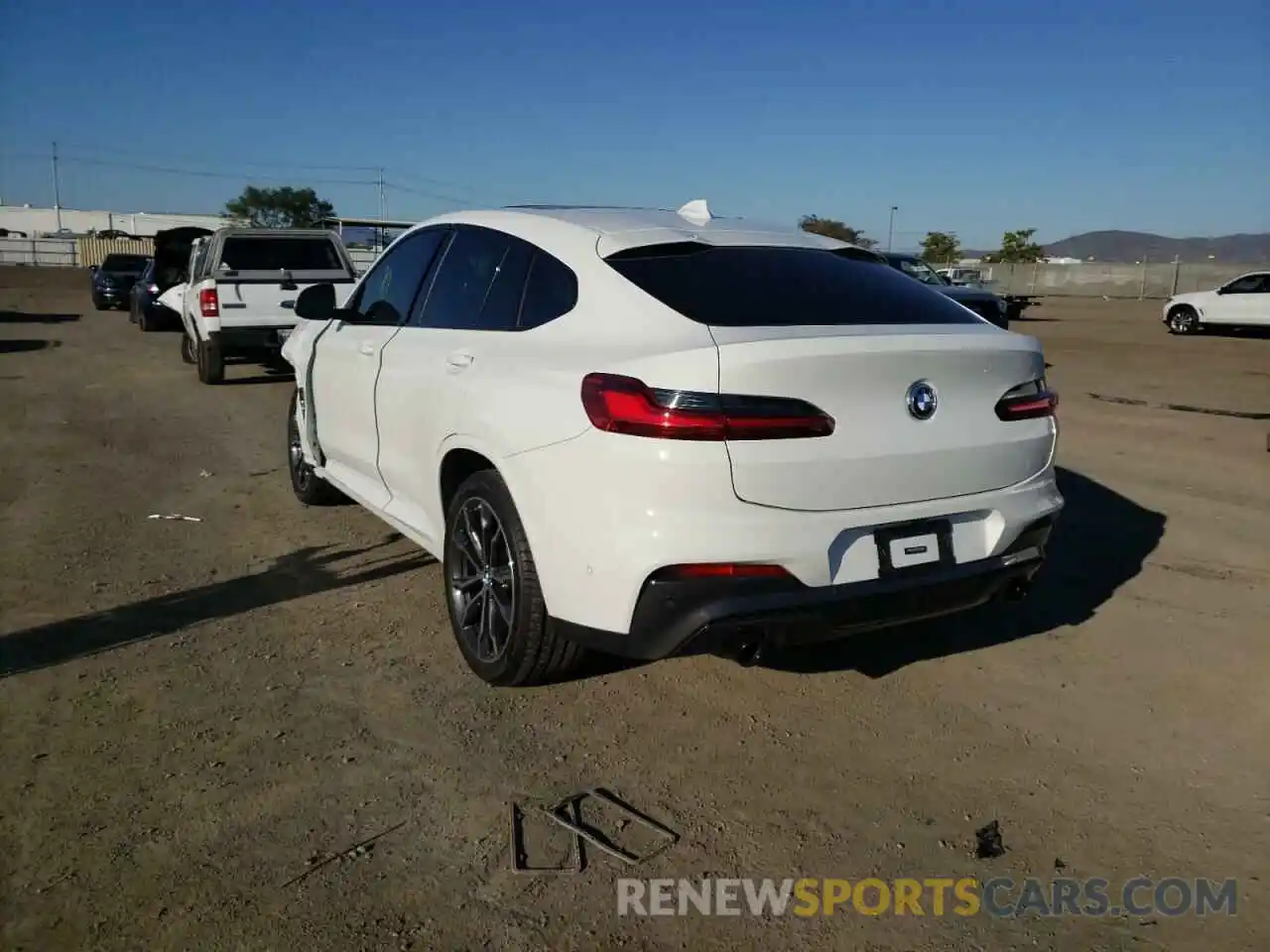 3 Photograph of a damaged car 5UX2V1C01M9E83013 BMW X4 2021