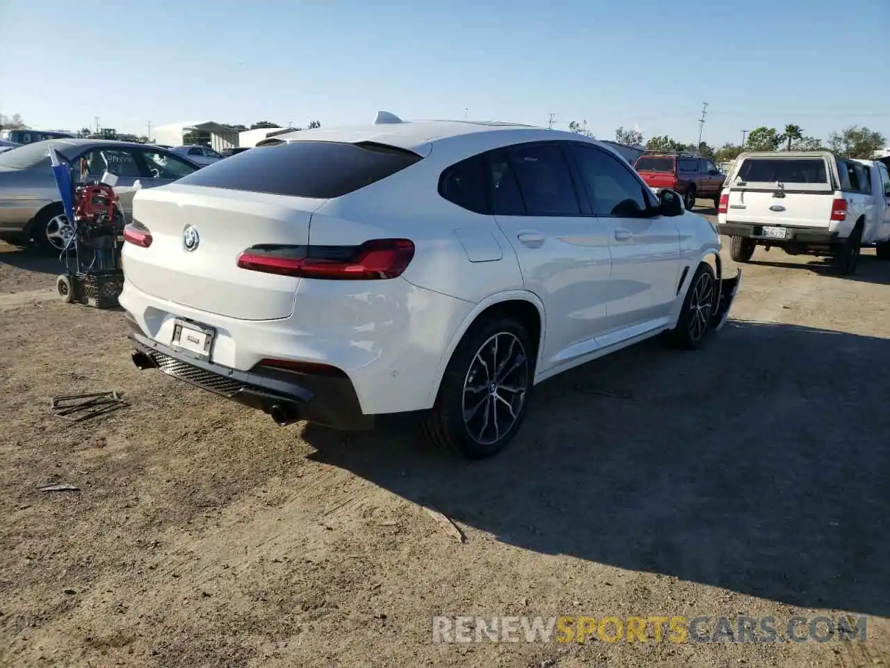 4 Photograph of a damaged car 5UX2V1C01M9E83013 BMW X4 2021