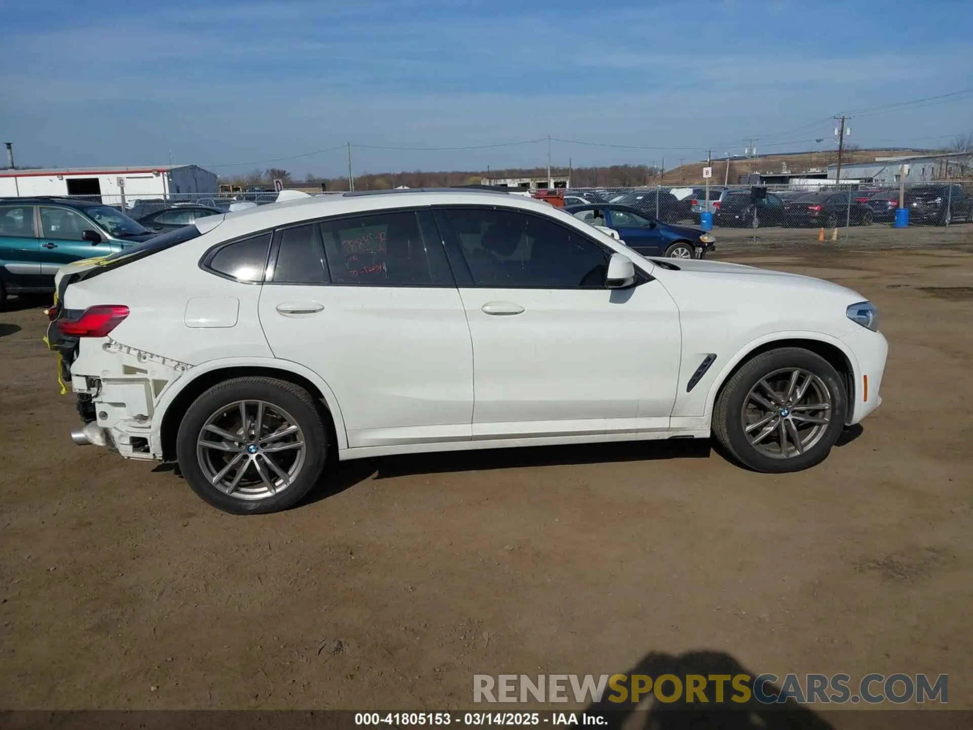 14 Photograph of a damaged car 5UX2V1C01M9F26524 BMW X4 2021