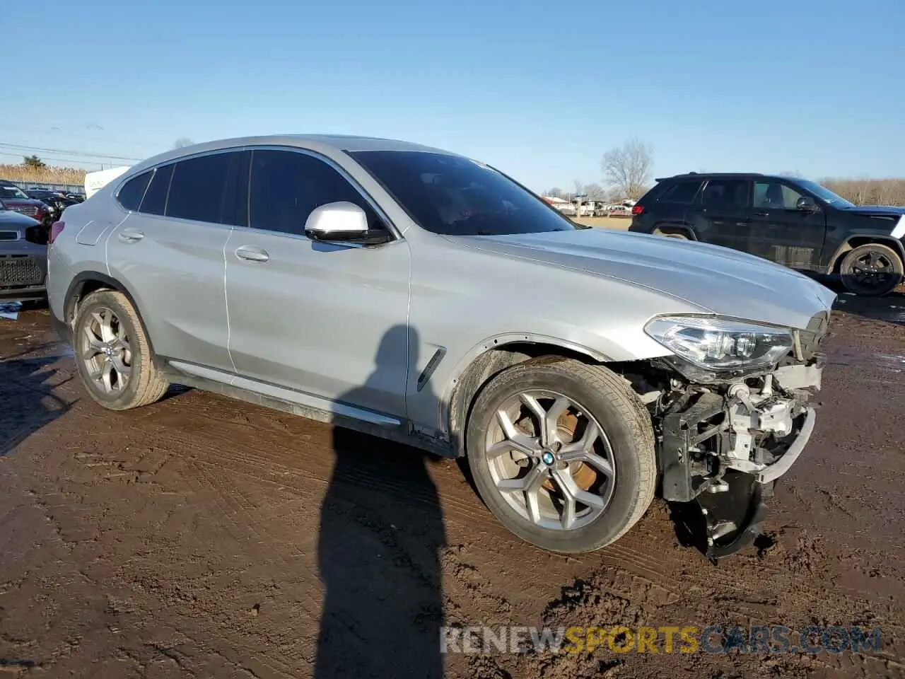 4 Photograph of a damaged car 5UX2V1C01M9G92011 BMW X4 2021