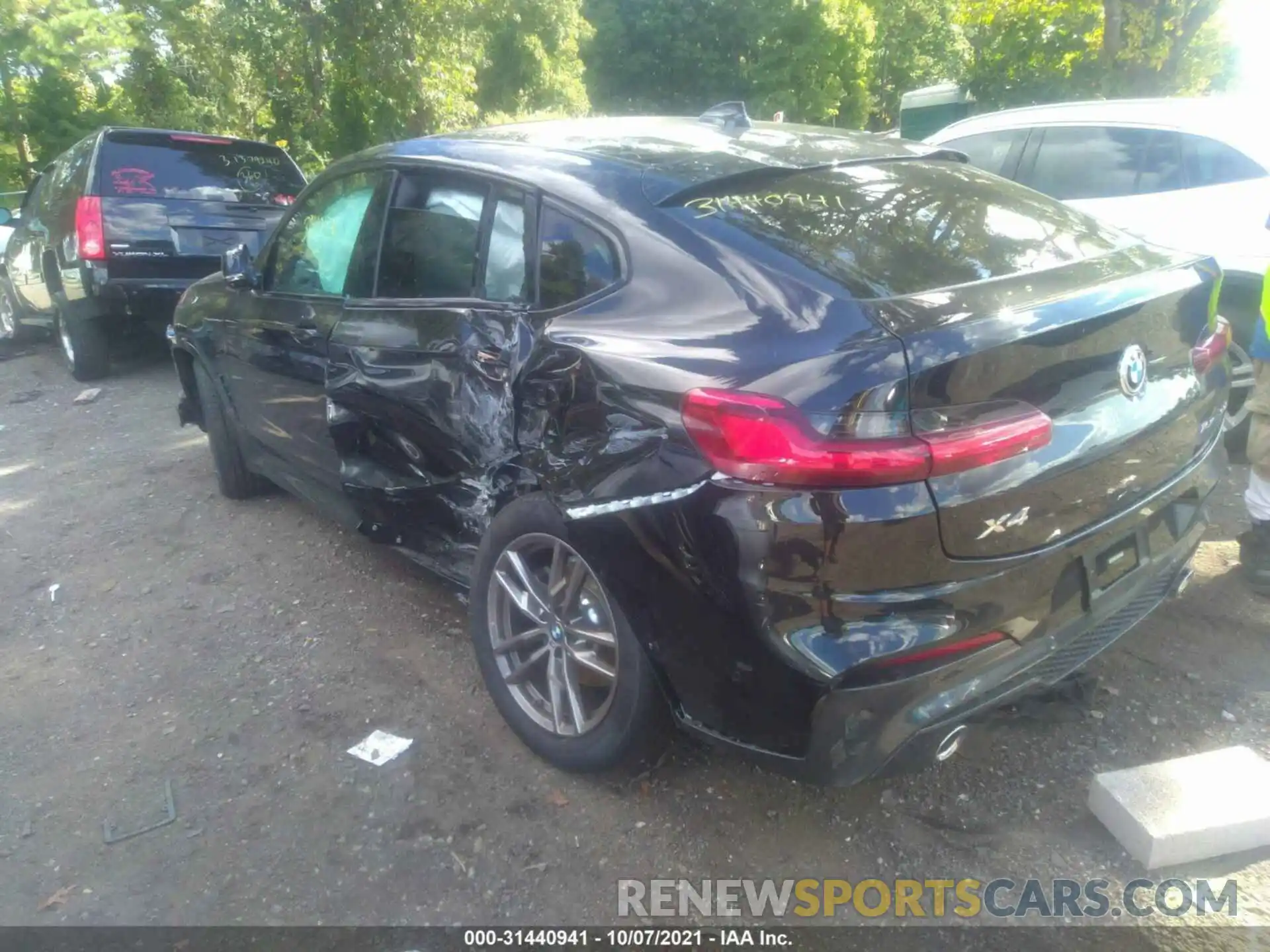 3 Photograph of a damaged car 5UX2V1C01M9H97552 BMW X4 2021