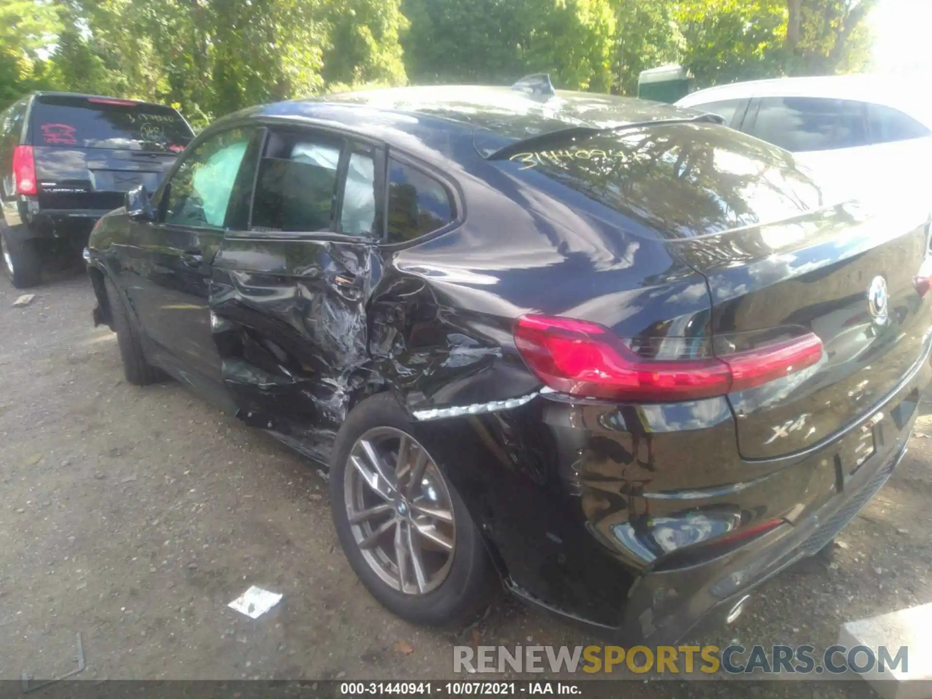 6 Photograph of a damaged car 5UX2V1C01M9H97552 BMW X4 2021