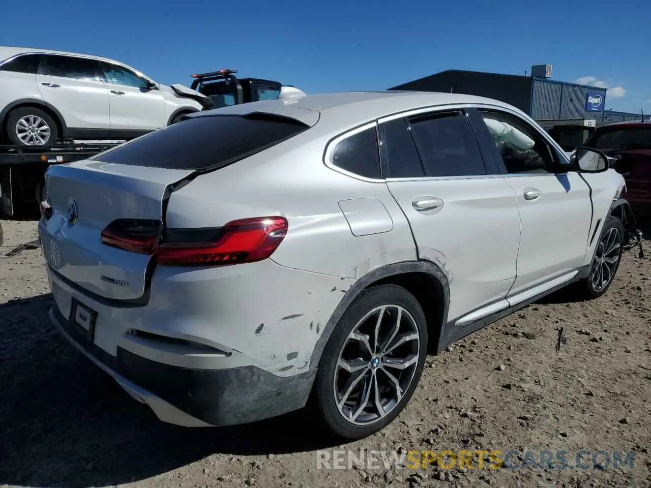 3 Photograph of a damaged car 5UX2V1C02M9E78161 BMW X4 2021