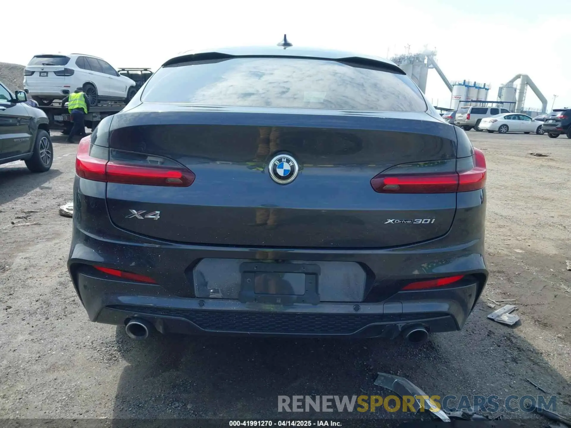 16 Photograph of a damaged car 5UX2V1C02M9G88260 BMW X4 2021