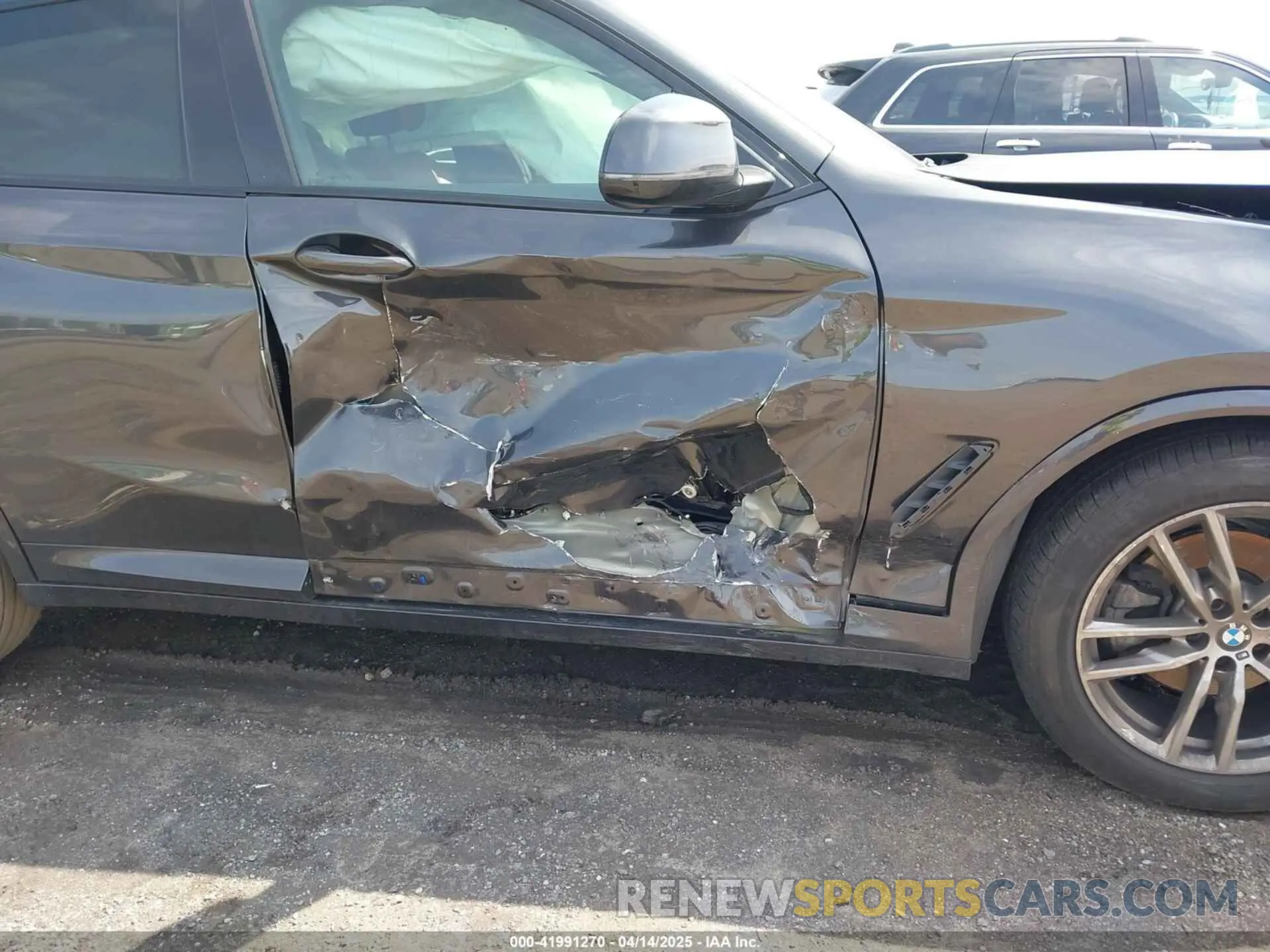17 Photograph of a damaged car 5UX2V1C02M9G88260 BMW X4 2021