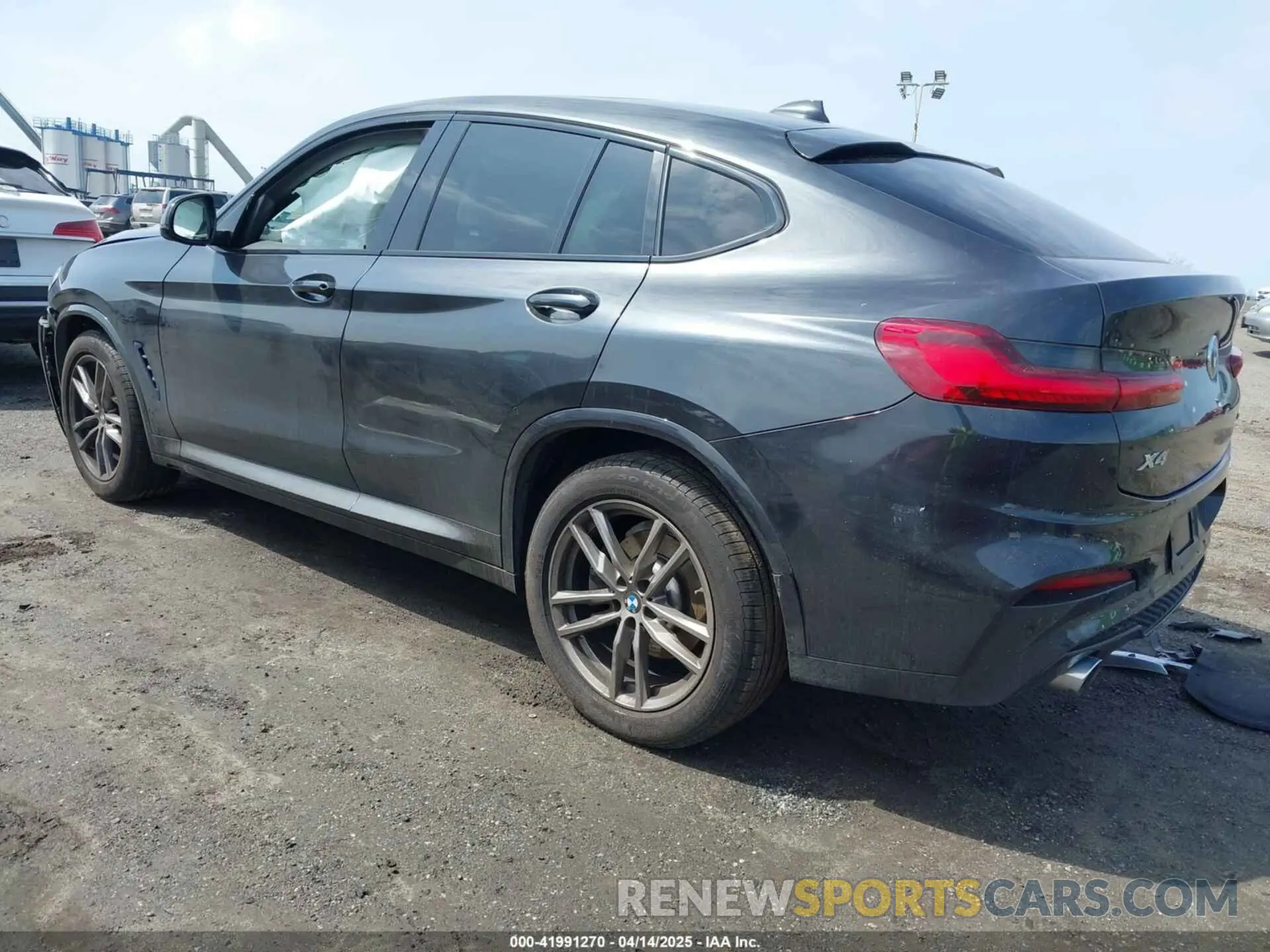 3 Photograph of a damaged car 5UX2V1C02M9G88260 BMW X4 2021