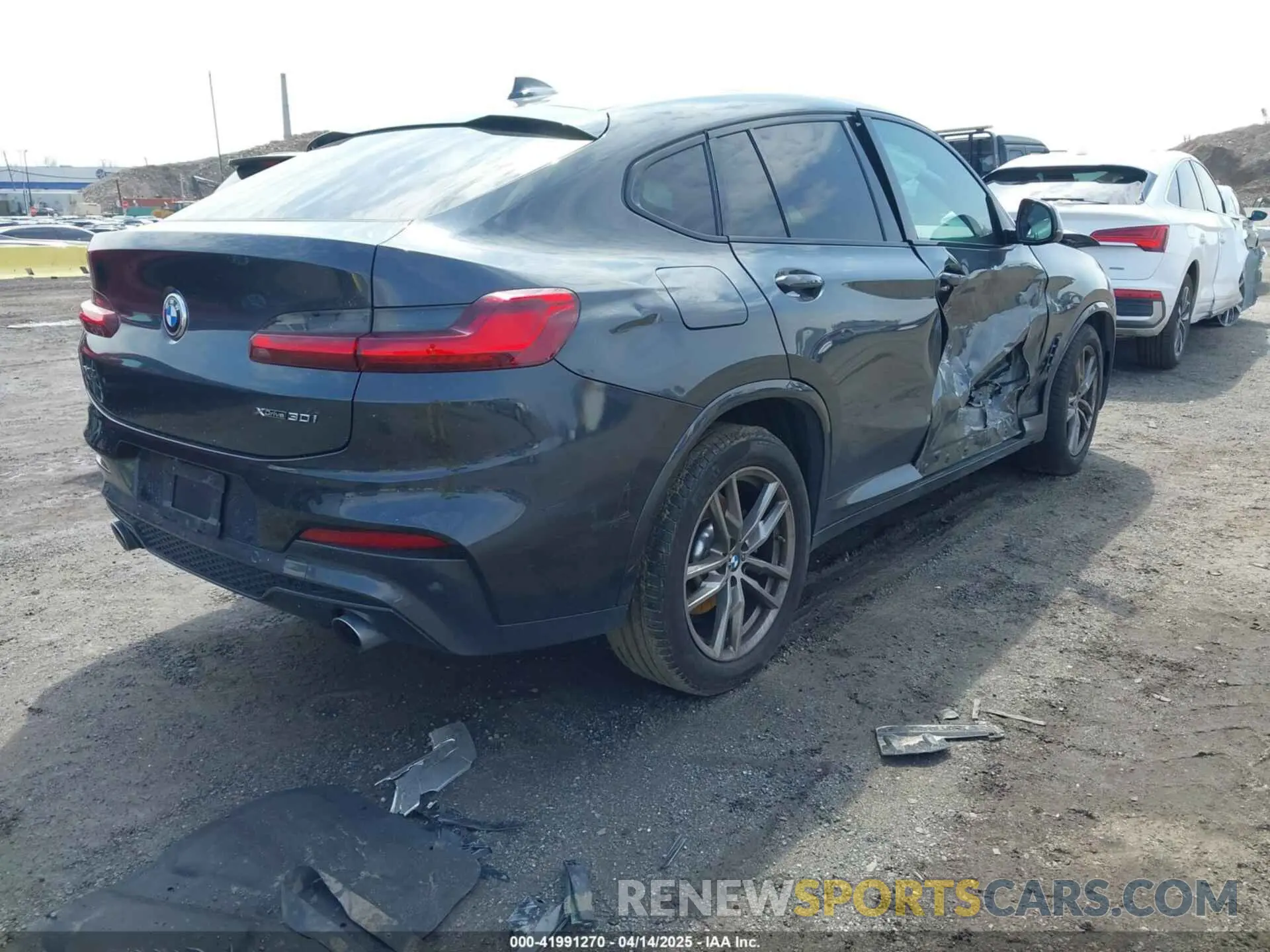 4 Photograph of a damaged car 5UX2V1C02M9G88260 BMW X4 2021