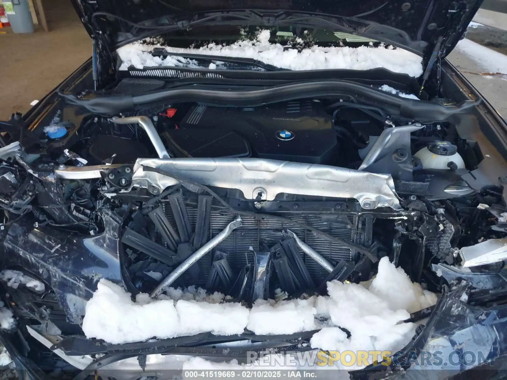10 Photograph of a damaged car 5UX2V1C02M9G88419 BMW X4 2021